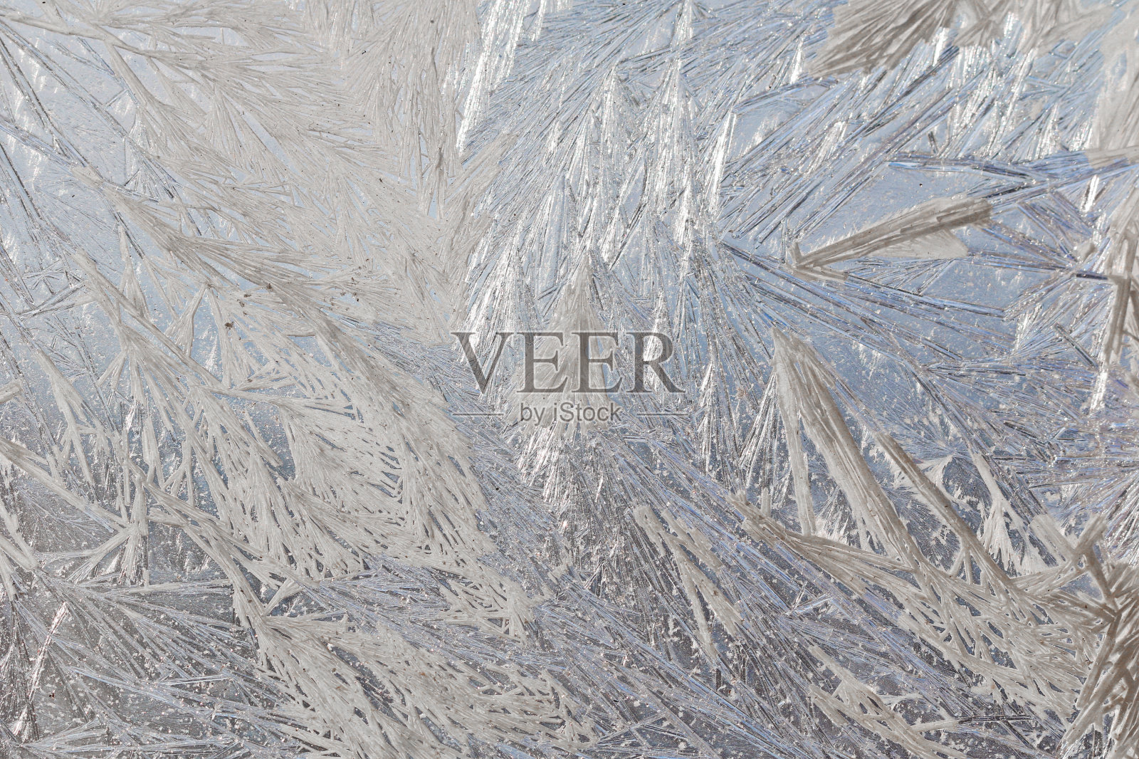 冬天的玻璃窗上有霜雪的图案。冬天的魔法。冷淡的奇迹。照片摄影图片