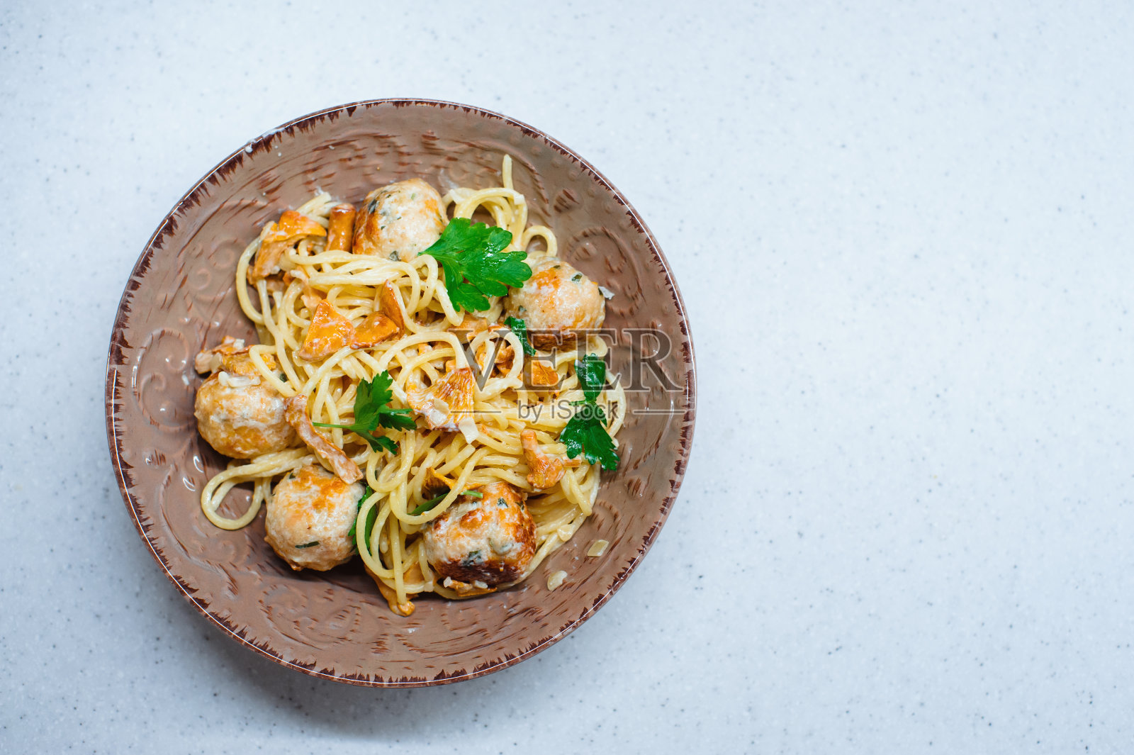 美味的意大利自制意大利面配鸡油菌、火鸡肉丸和奶油酱照片摄影图片