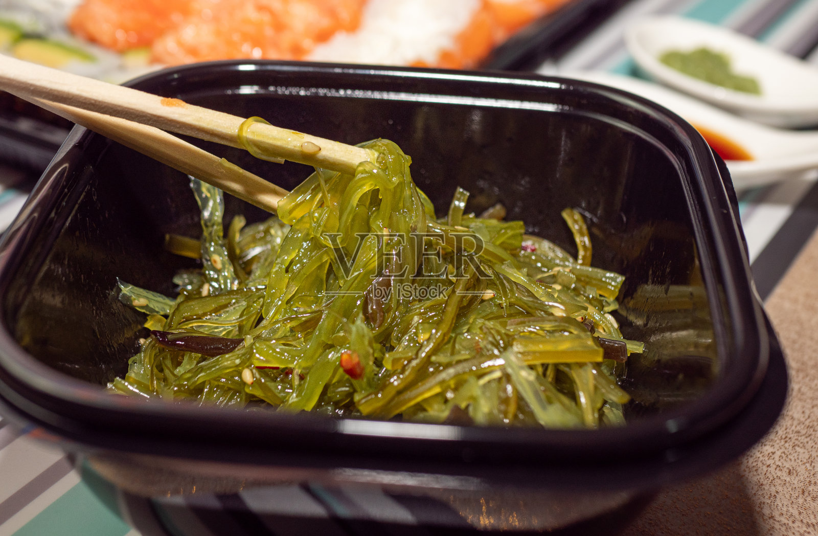 裙带菜海草沙拉传统日本料理酸味甜，美味可口，外卖照片摄影图片