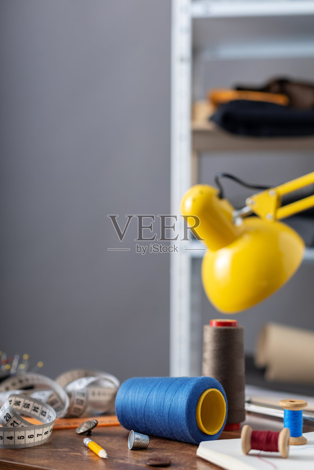 裁缝或缝纫的配饰和用品或工具在餐桌上，概念服装工作室照片摄影图片