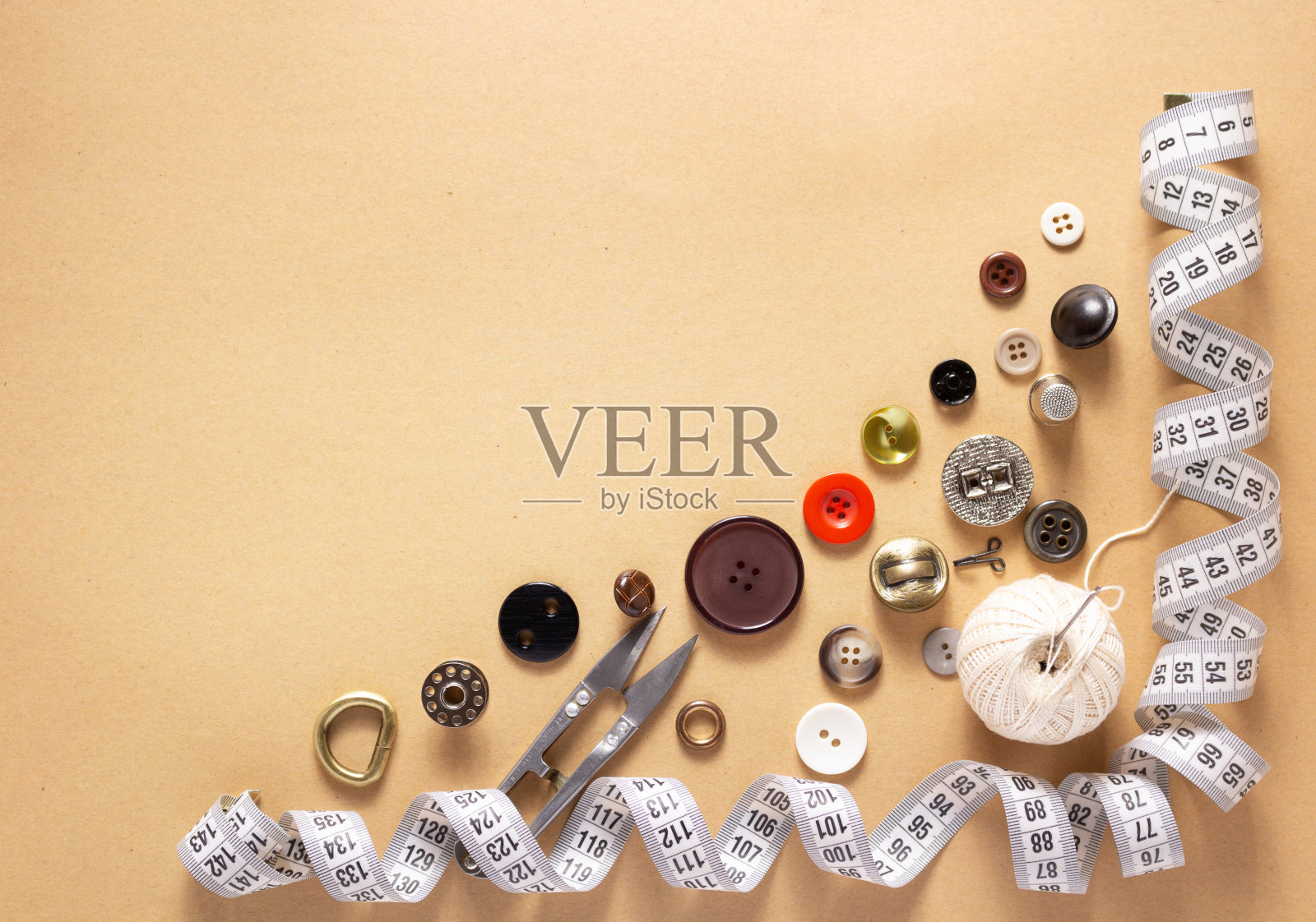 裁缝或缝纫的配饰和用品或工具在餐桌上，概念服装工作室照片摄影图片