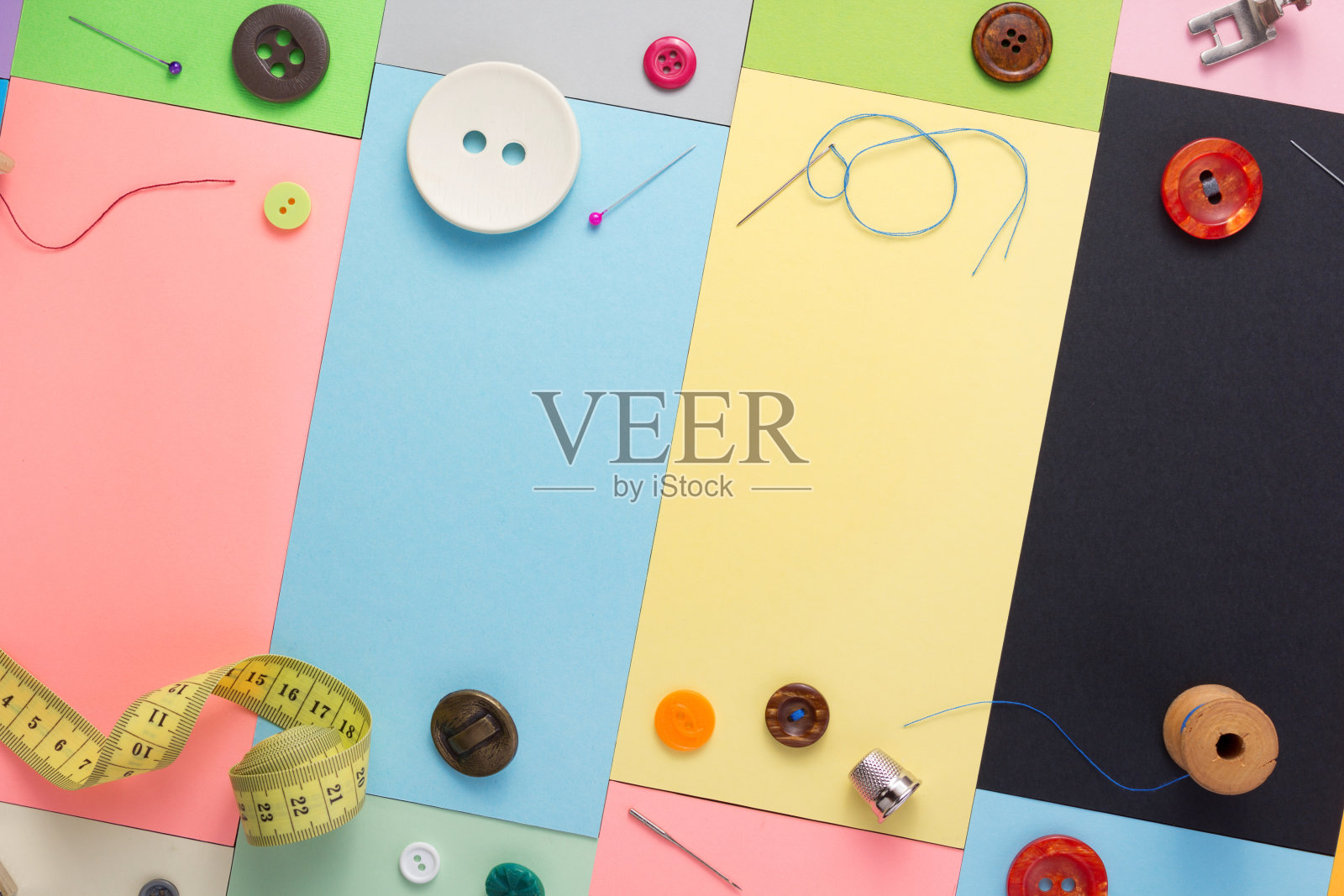 裁缝或缝纫的配饰和用品或工具在餐桌上，概念服装工作室照片摄影图片