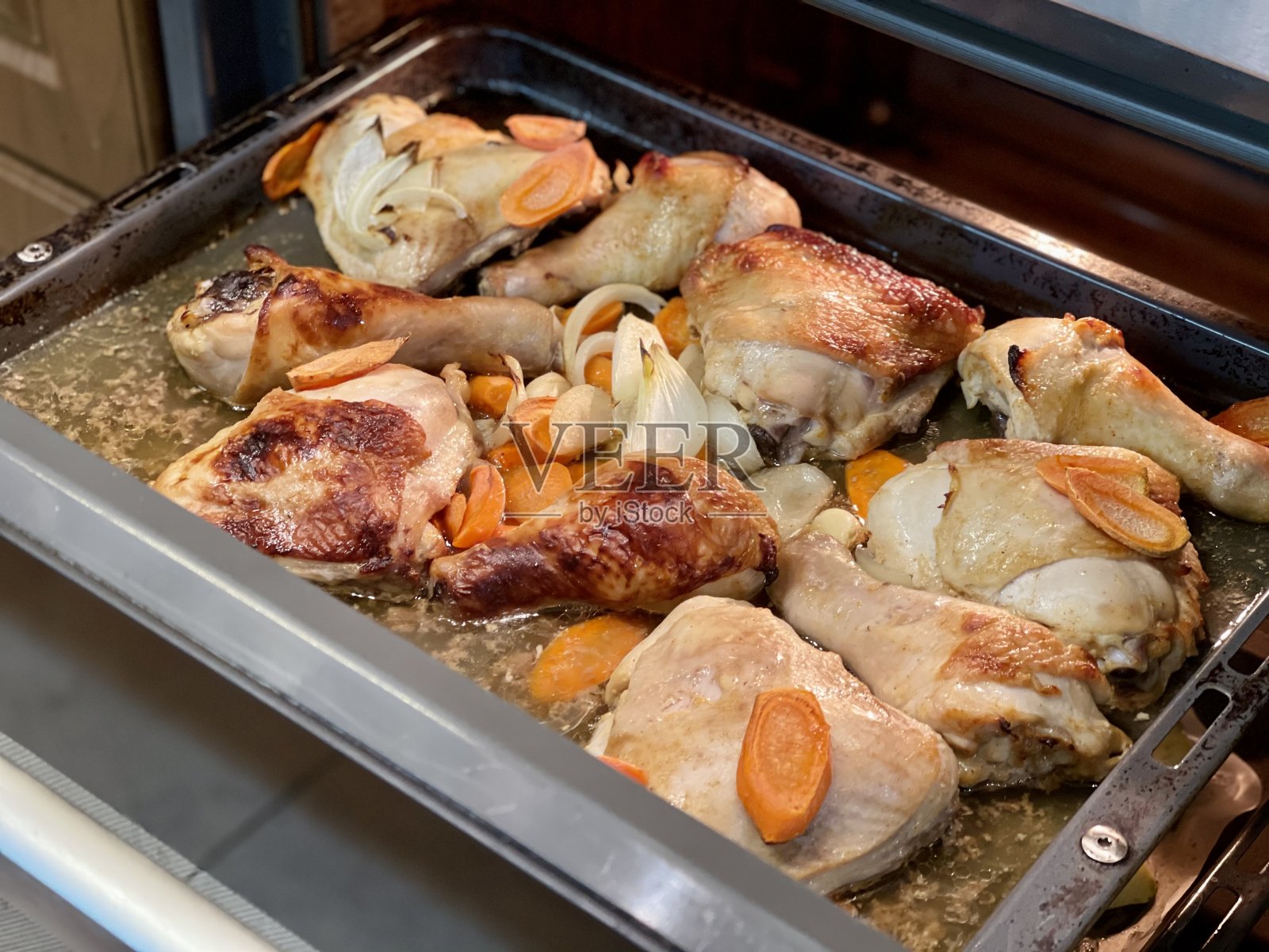 烤箱里有自制的鸡腿和鸡腿照片摄影图片