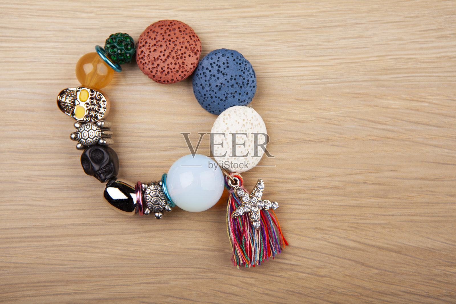 手镯木桌的形象照片摄影图片