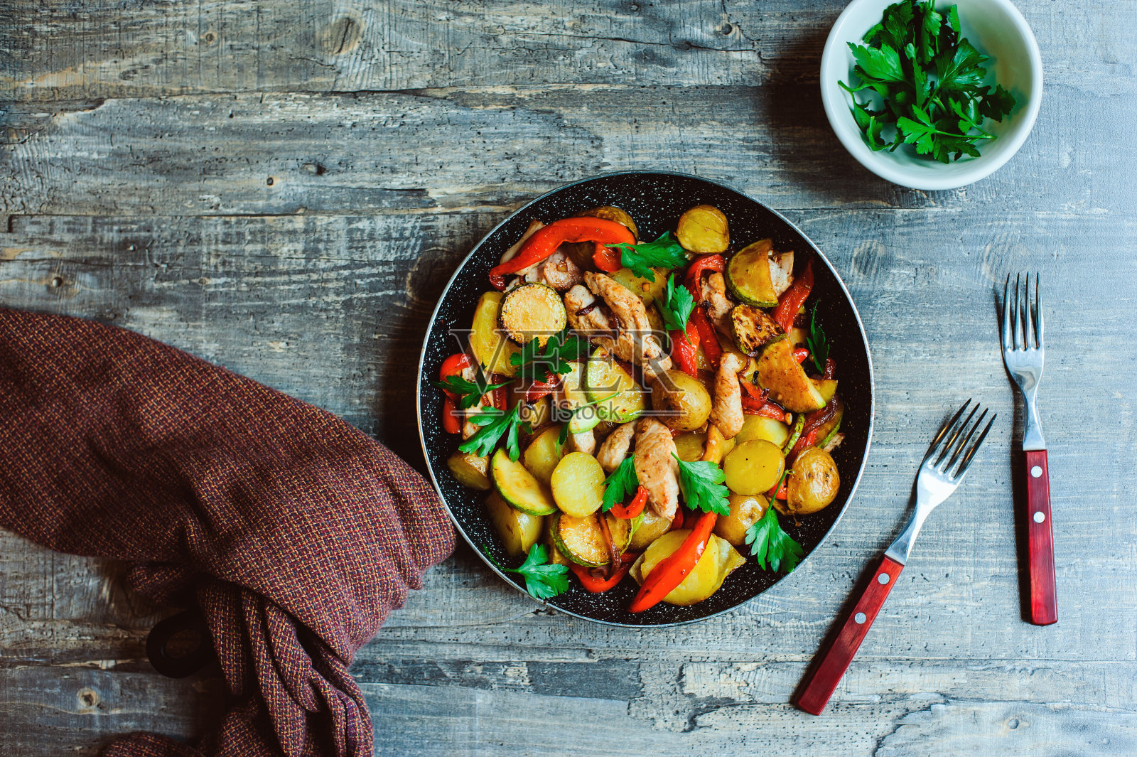 农场风格晚餐-火鸡肉与小土豆，甜椒和西葫芦烤在平底锅上照片摄影图片