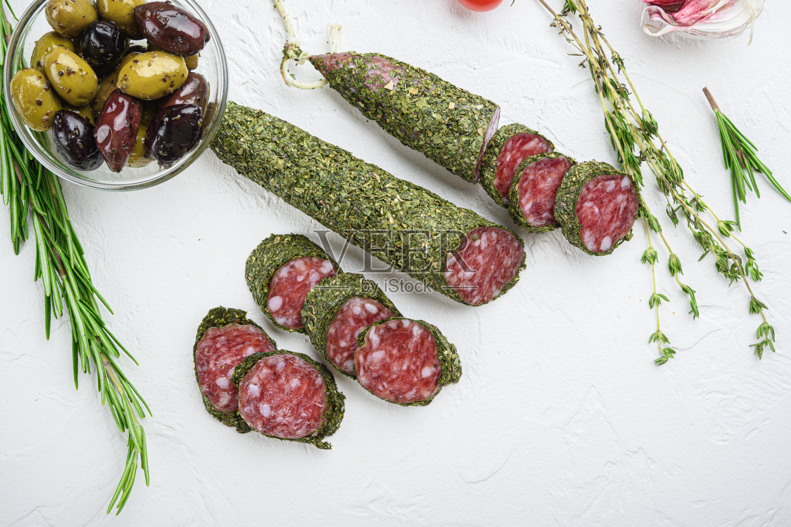 传统的香料香肠和配料放在白色的表面，俯视图照片摄影图片