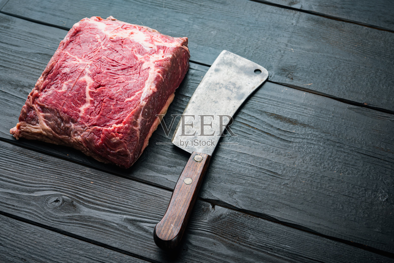 上腰肉，新鲜的有机牛肉切，在黑色的木制背景，与文本复制空间照片摄影图片