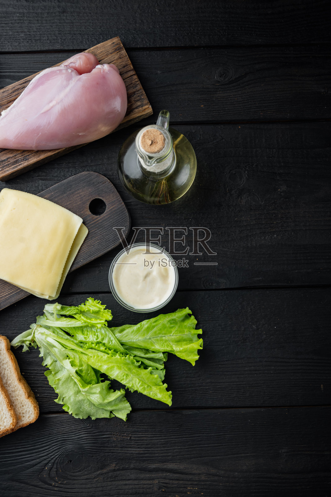 俱乐部三明治与新鲜的原料，在黑色的木制背景，俯视图与文本复制空间照片摄影图片