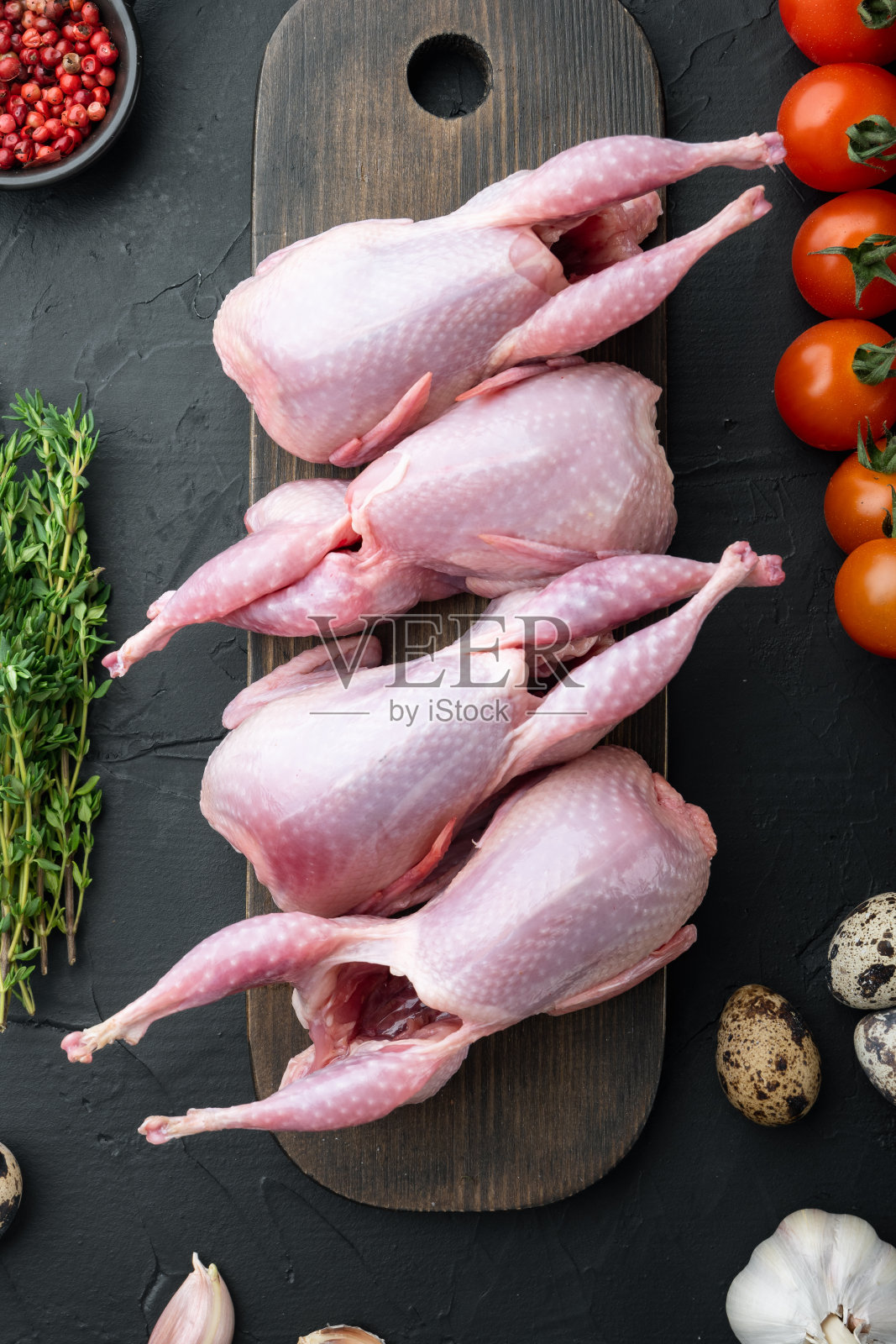 自制的生态友好生鹌鹑，俯视图，在黑色纹理的背景照片摄影图片