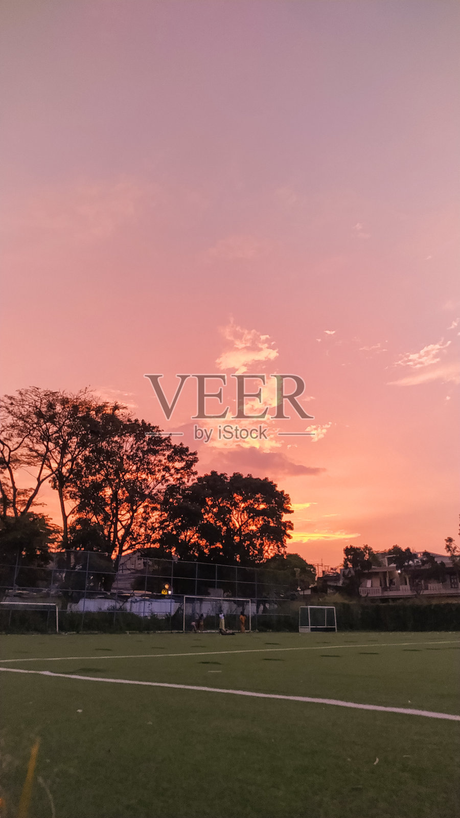 足球场上的日落照片摄影图片