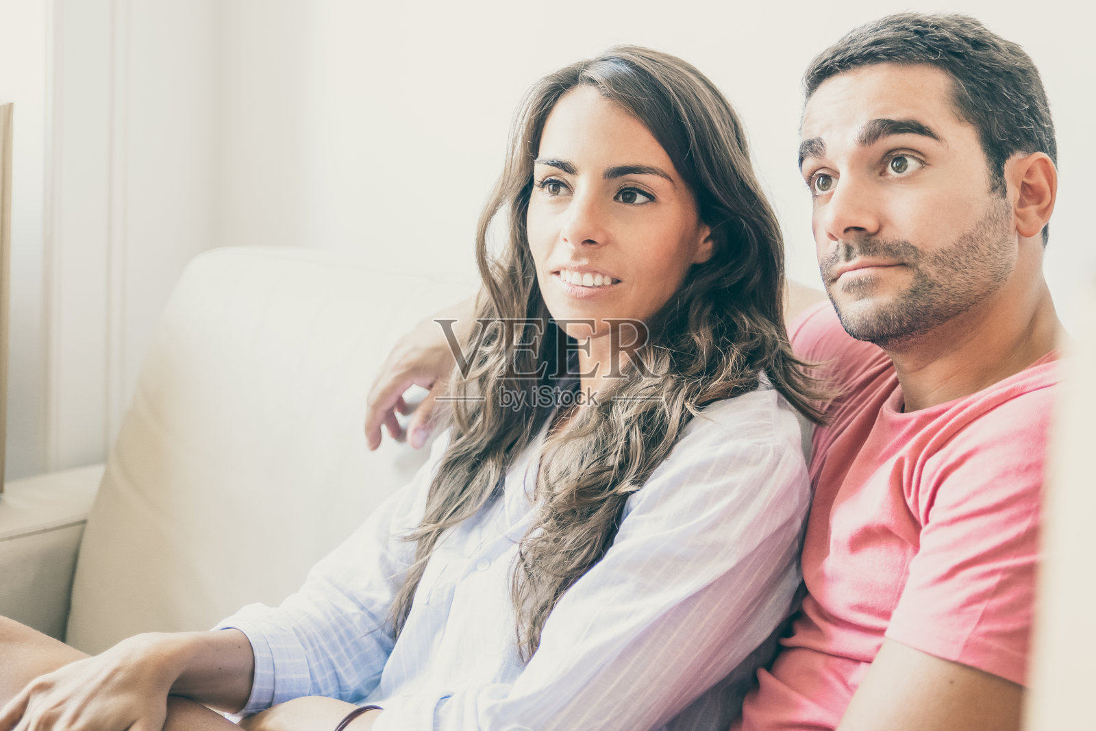 一对积极专注的拉丁夫妇坐在沙发上照片摄影图片