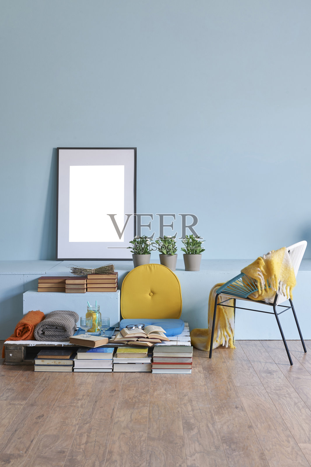 现代家居室内客厅蓝墙木地板和沙发照片摄影图片