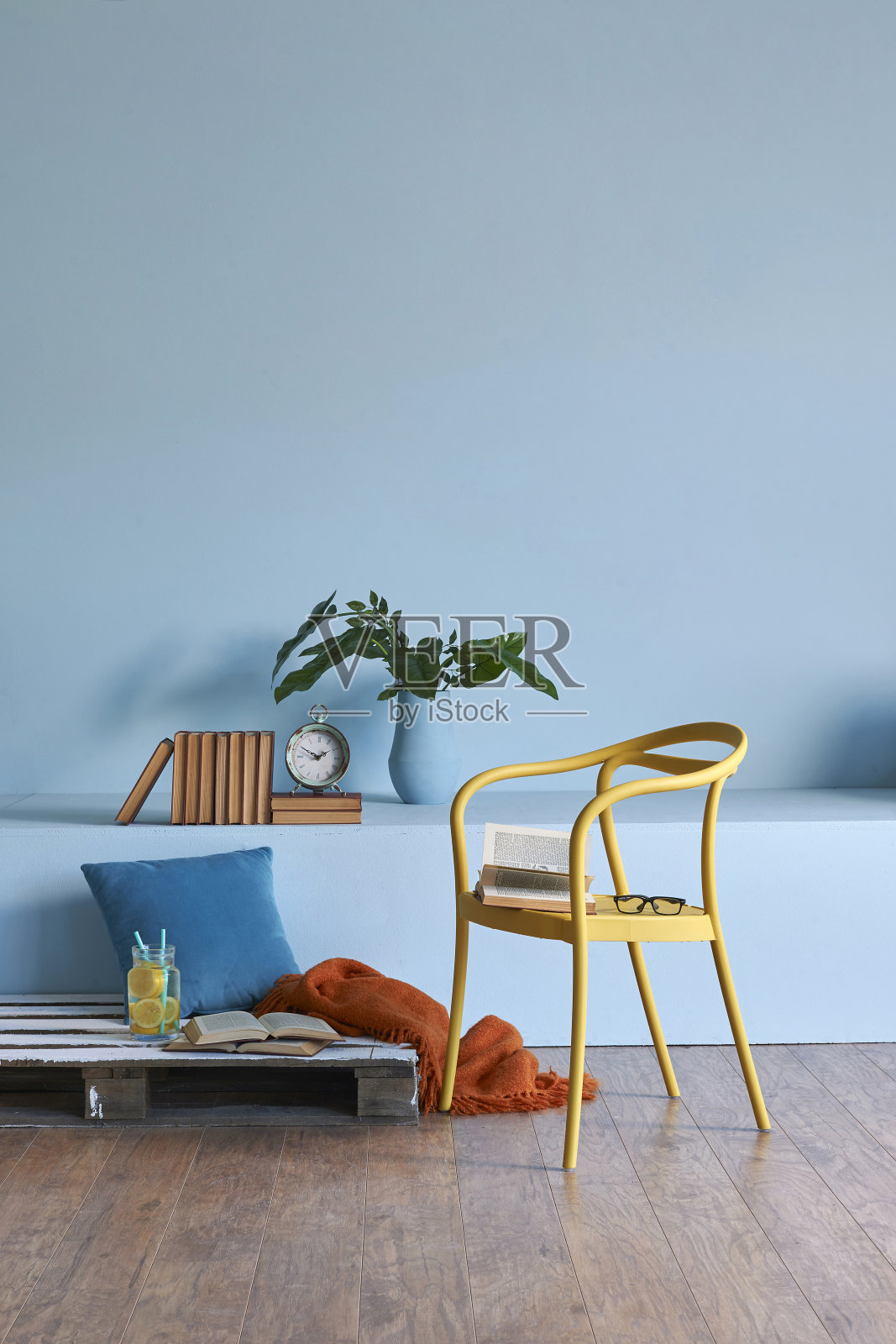 现代家居室内客厅蓝墙木地板和沙发照片摄影图片