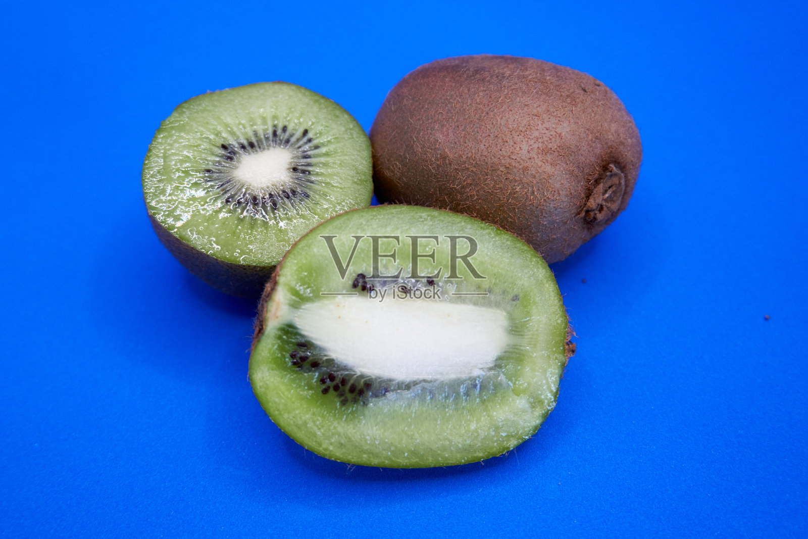 近距离的猕猴桃与蓝色的背景照片摄影图片