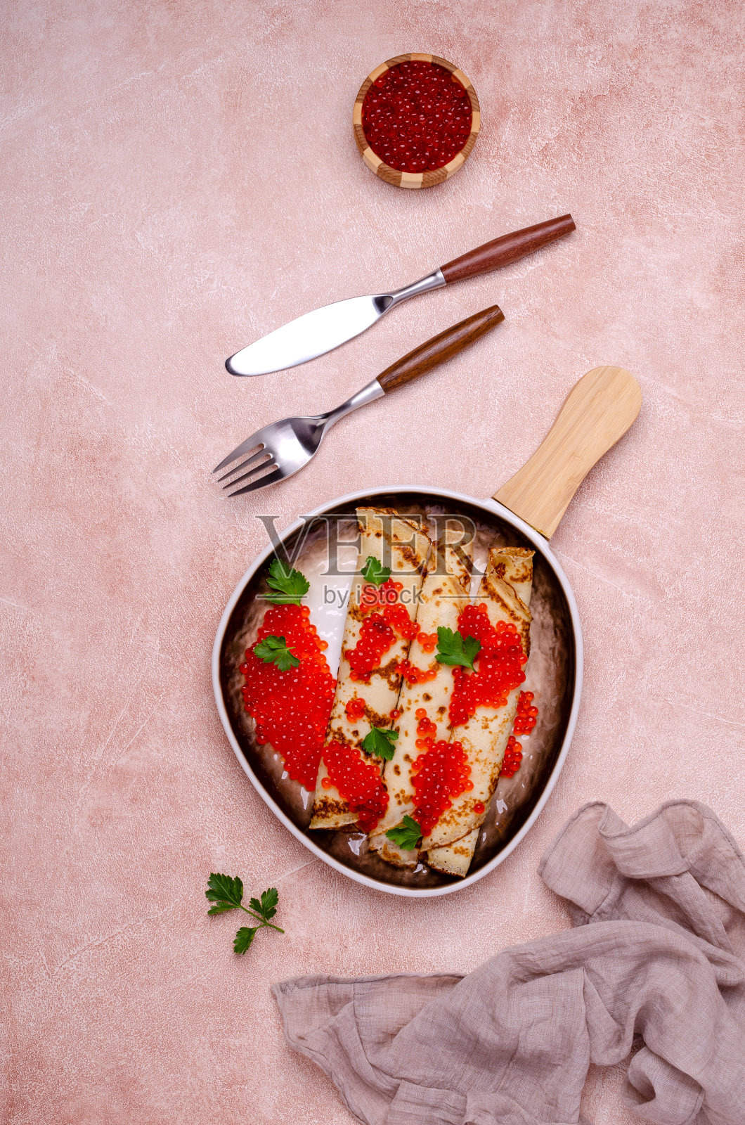 红鱼子炒薄饼照片摄影图片