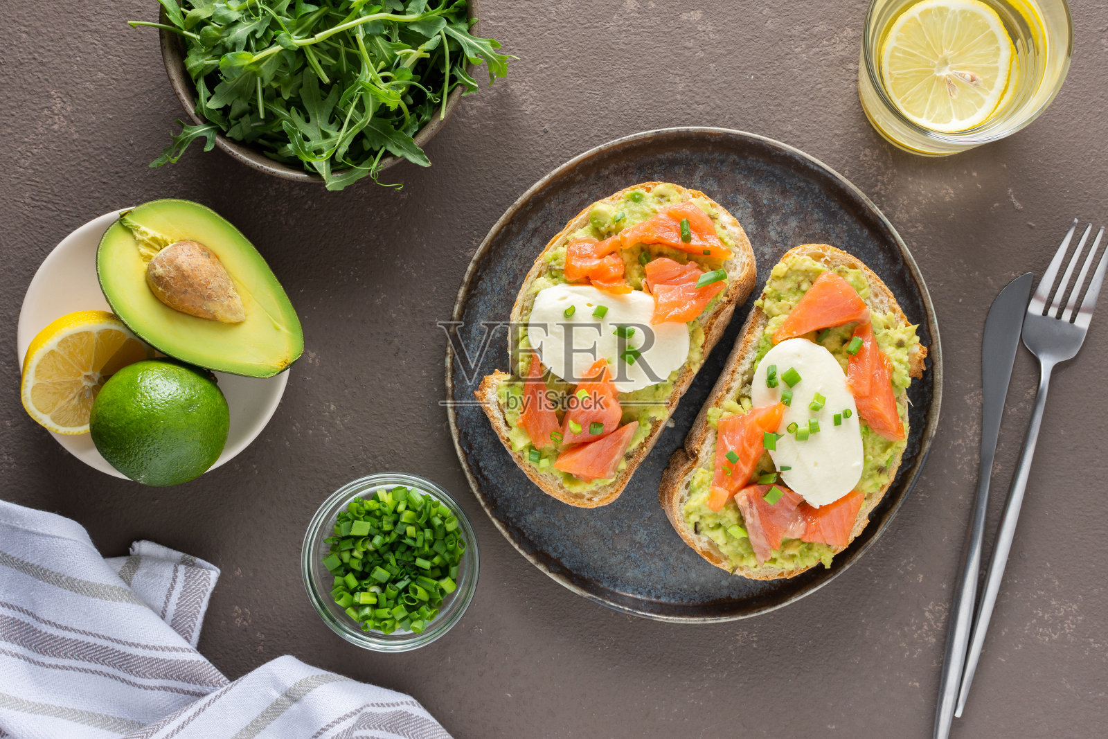 三文鱼和荷兰酱土司照片摄影图片