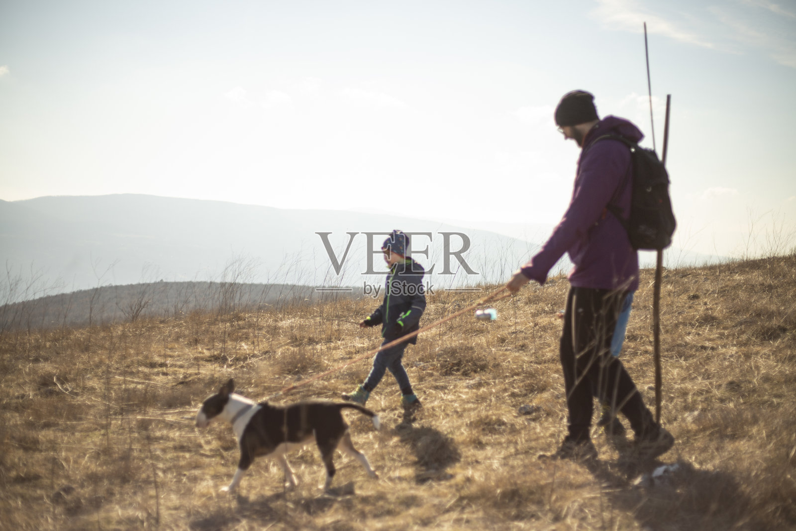 和爸爸一起探索大自然照片摄影图片