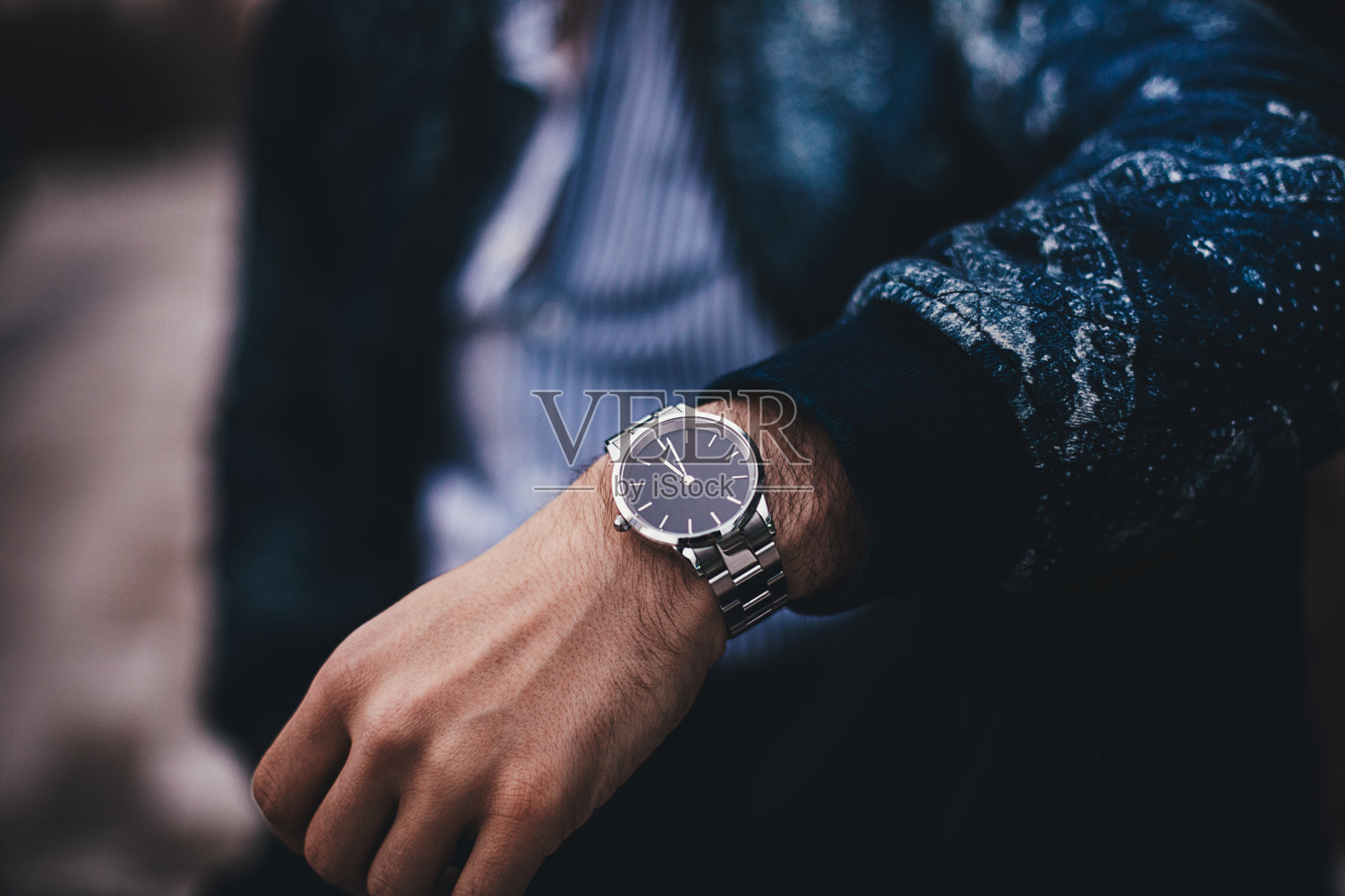 现代时尚的男人照片摄影图片