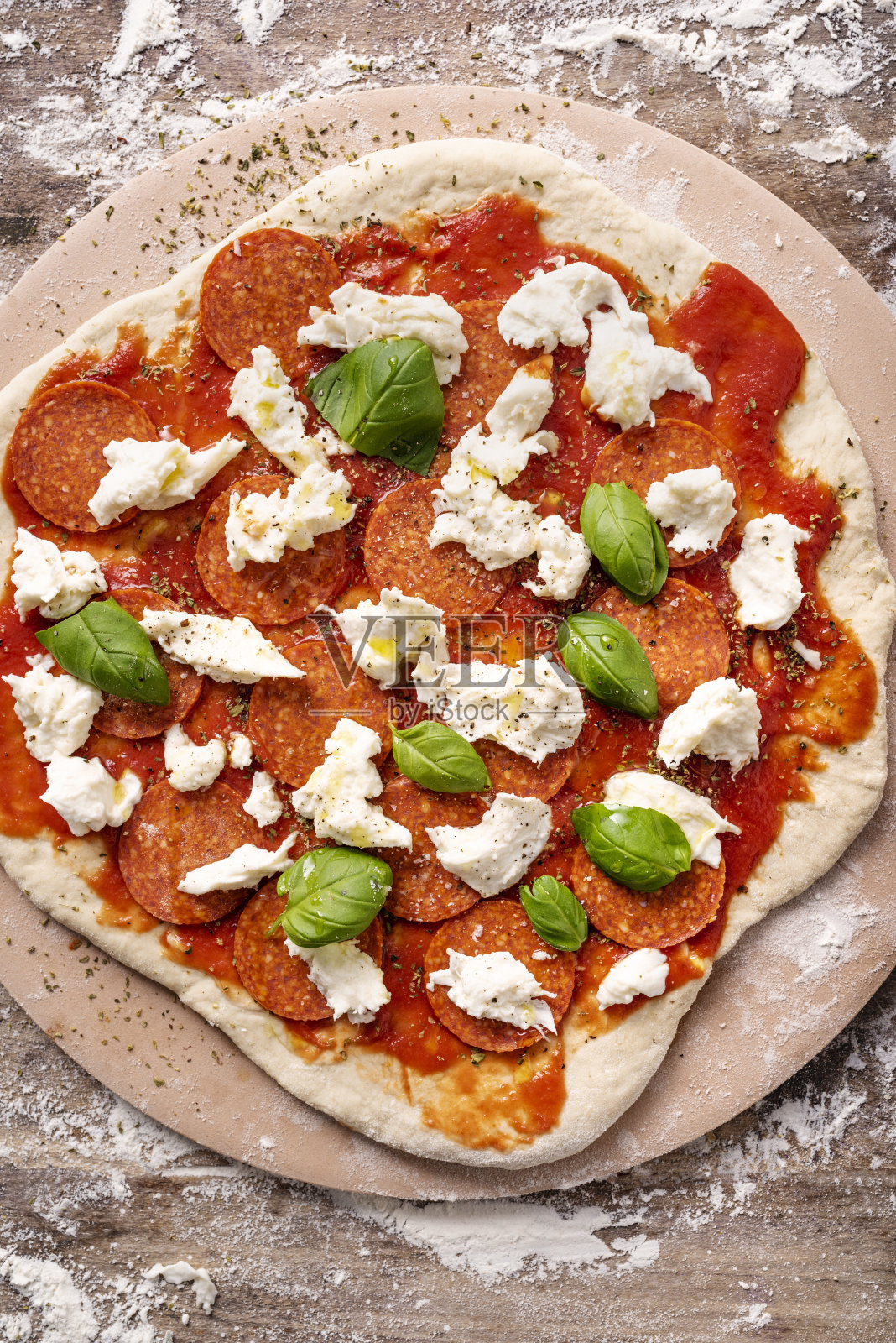 俯视图自制辣香肠披萨准备烤箱照片摄影图片