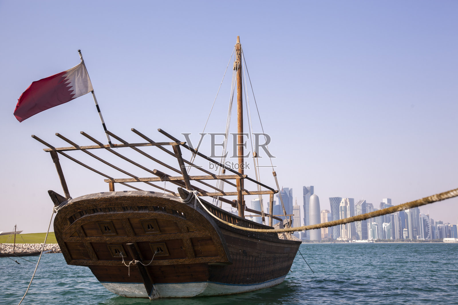 卡塔尔多哈未来主义天际线背景下的传统单桅三角帆船照片摄影图片