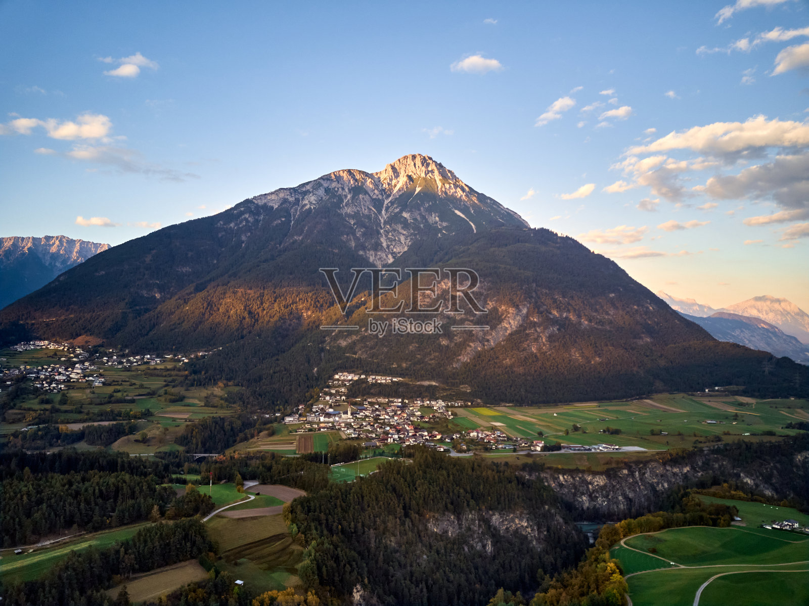 有房子和蓝天的大山景照片摄影图片