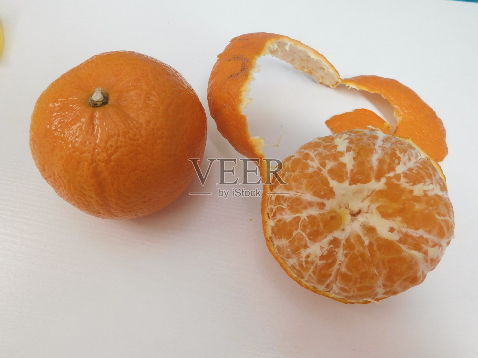 橘色，孤立在白色背景上，剪裁路径，景深充分。去皮橘红色。陈皮。有选择性的重点。照片摄影图片