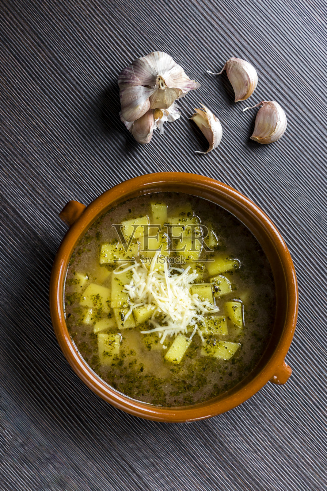 大蒜土豆和马郁兰汤照片摄影图片