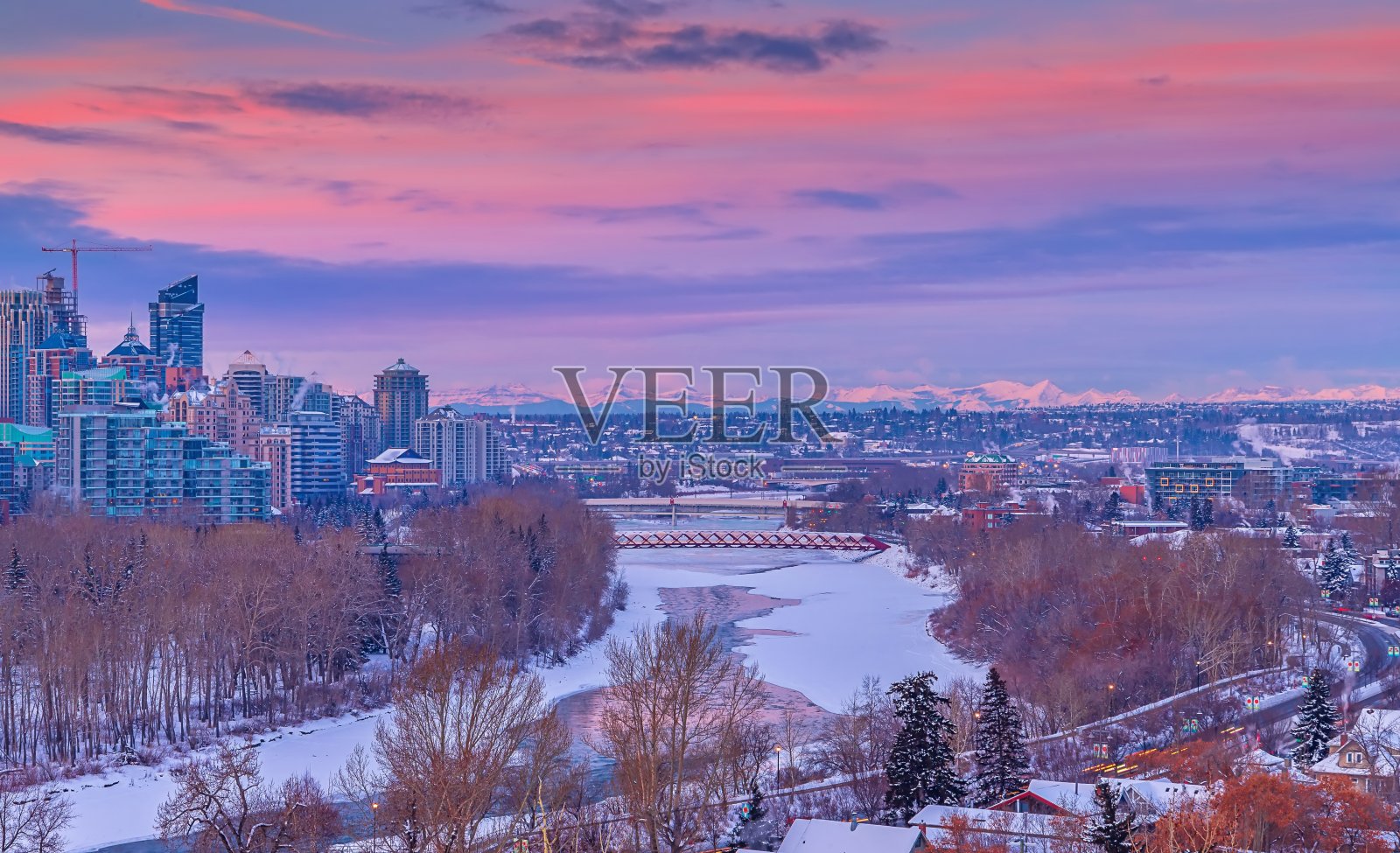 卡尔加里河谷上空温暖的日出云照片摄影图片