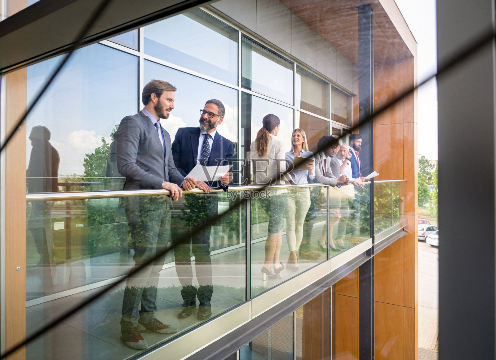 成功的商业人士在户外办公室的咖啡休息时间交谈和微笑照片摄影图片