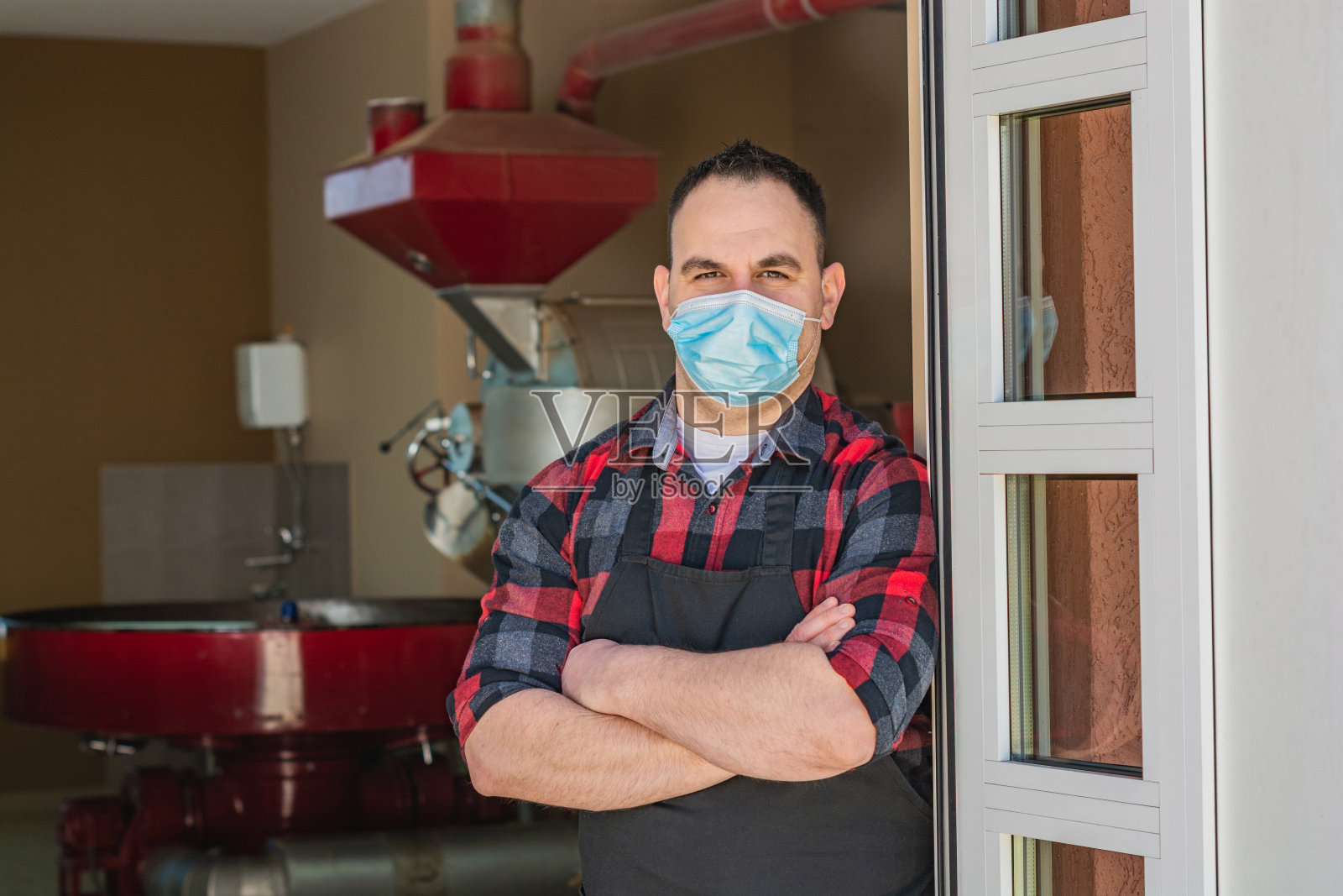 一个脸上戴着防护面具的小企业主的肖像照片摄影图片