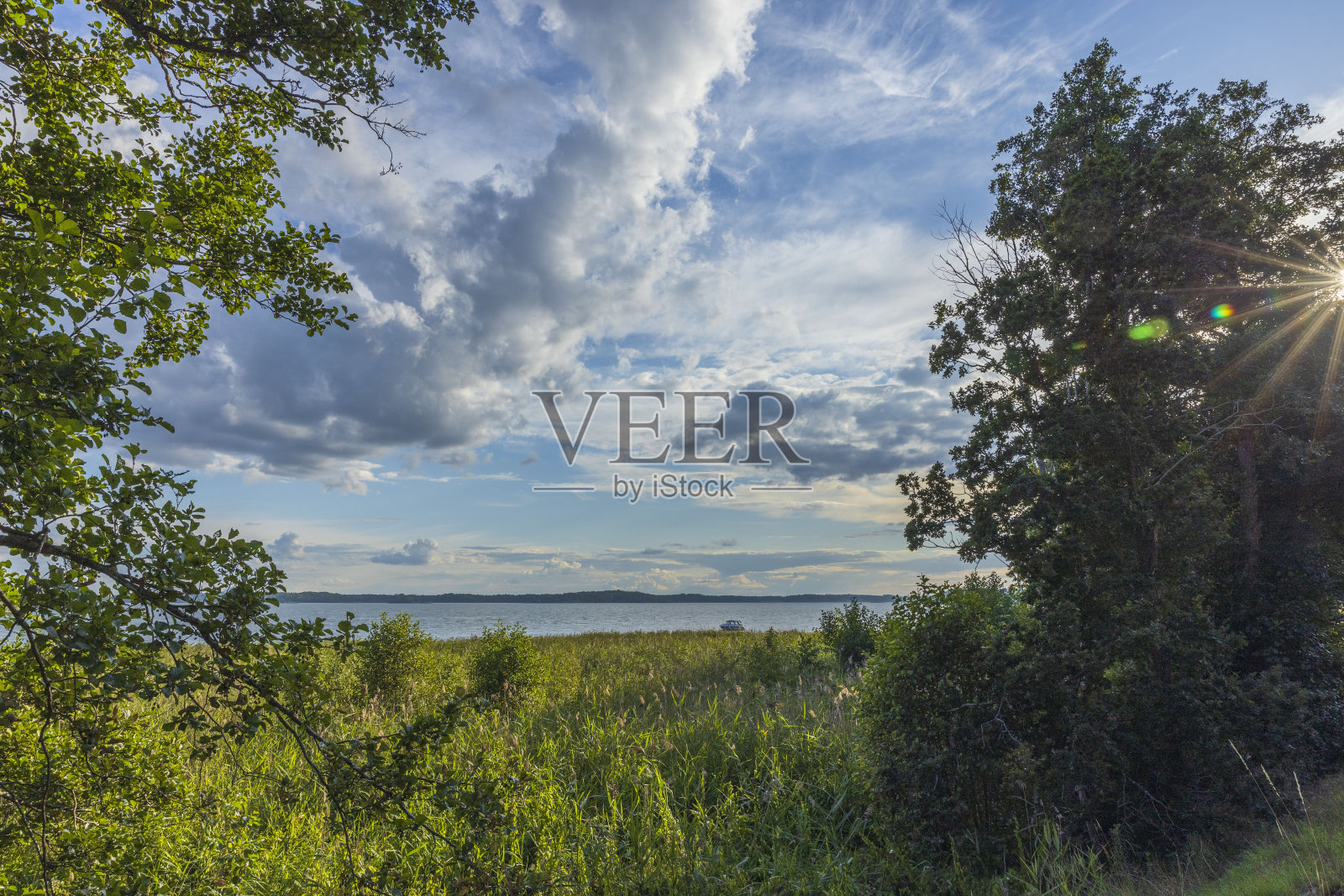 美丽的波罗的海的天空与白云的背景。美丽的夏日自然背景。瑞典。照片摄影图片