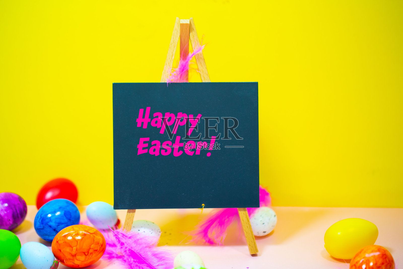 复活节彩蛋用黑板，黄色背景照片摄影图片