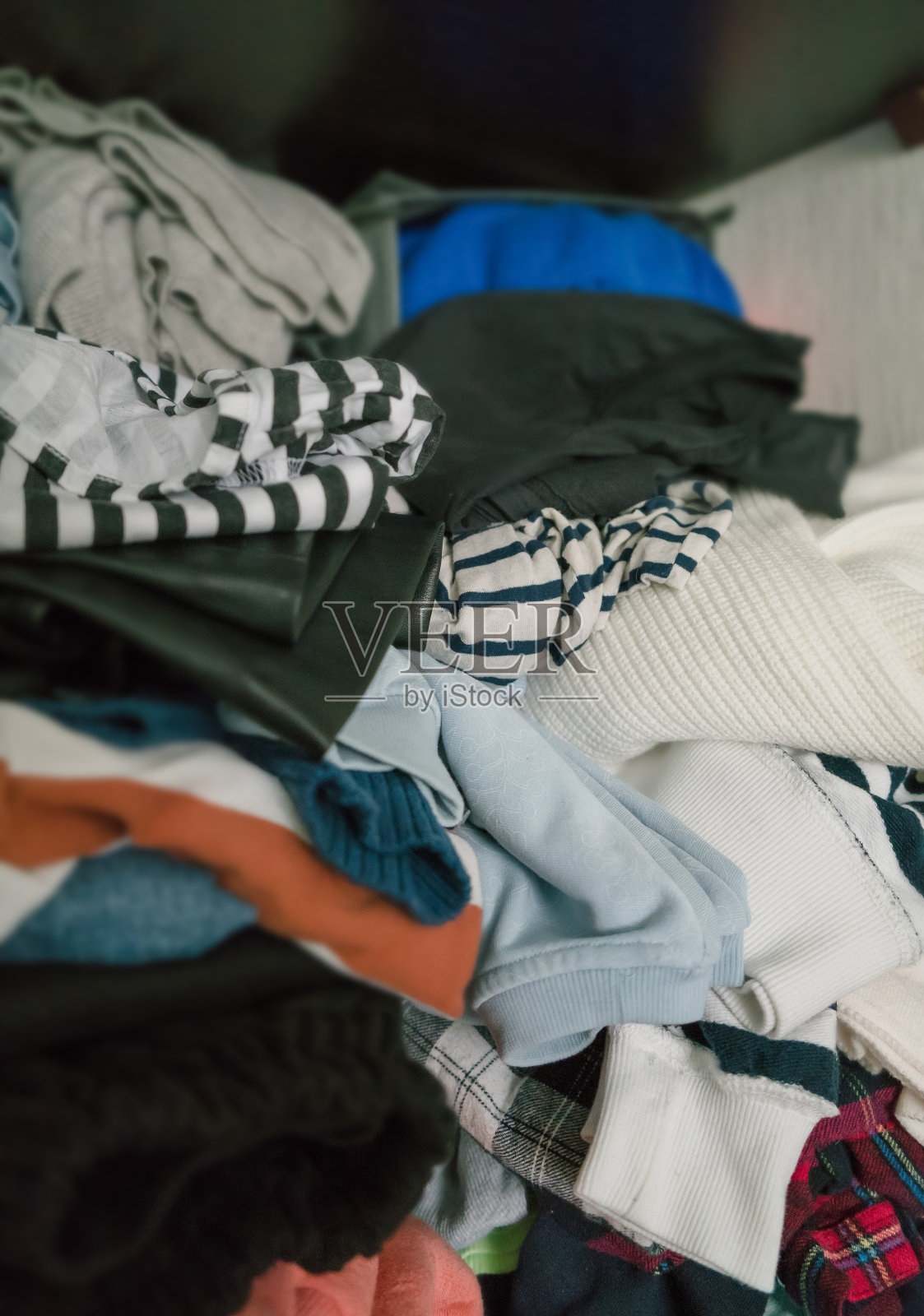 近距离观看堆在衣柜里的衣服照片摄影图片