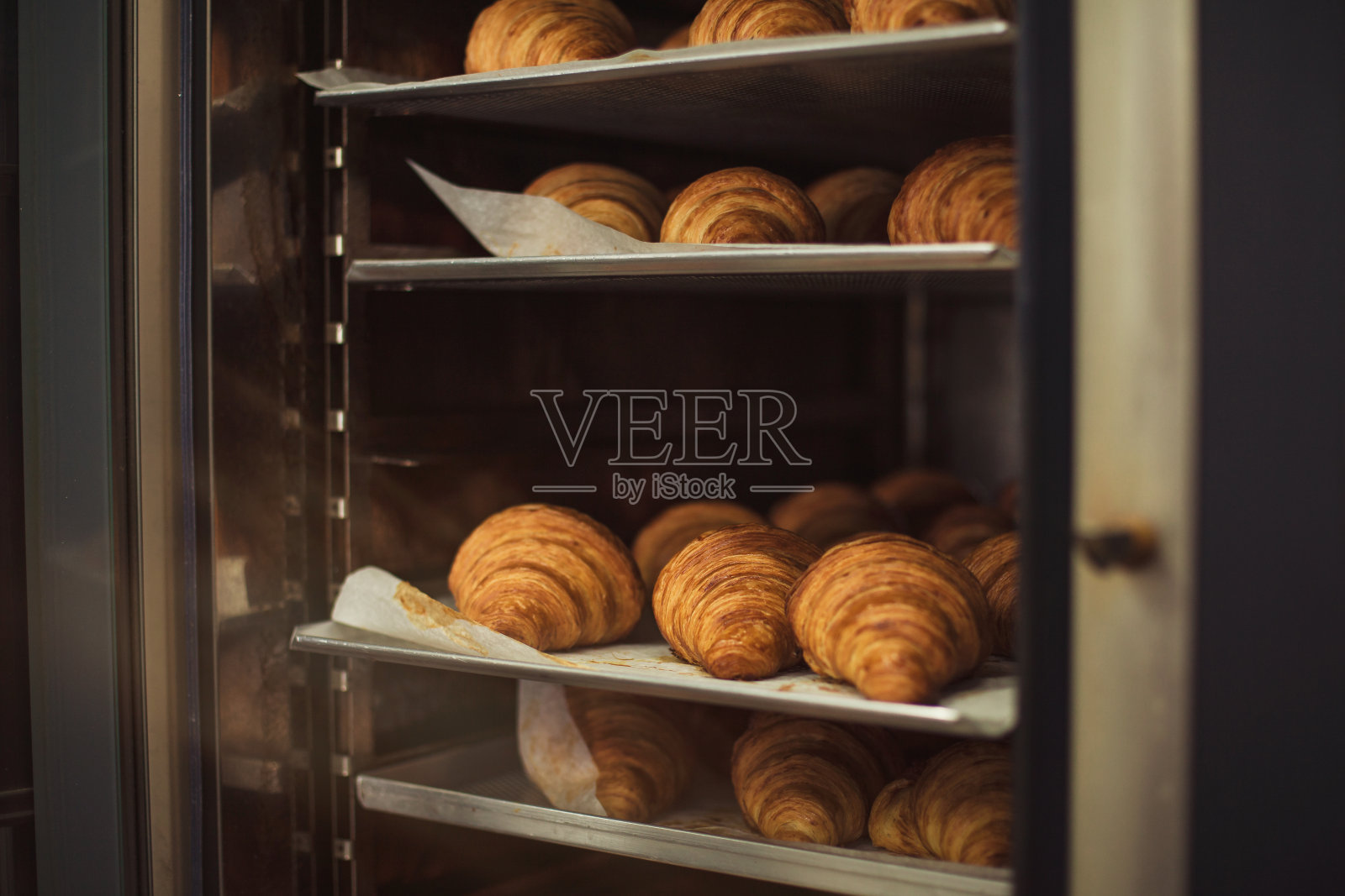 羊角面包离开烤箱后就放在托盘里了照片摄影图片