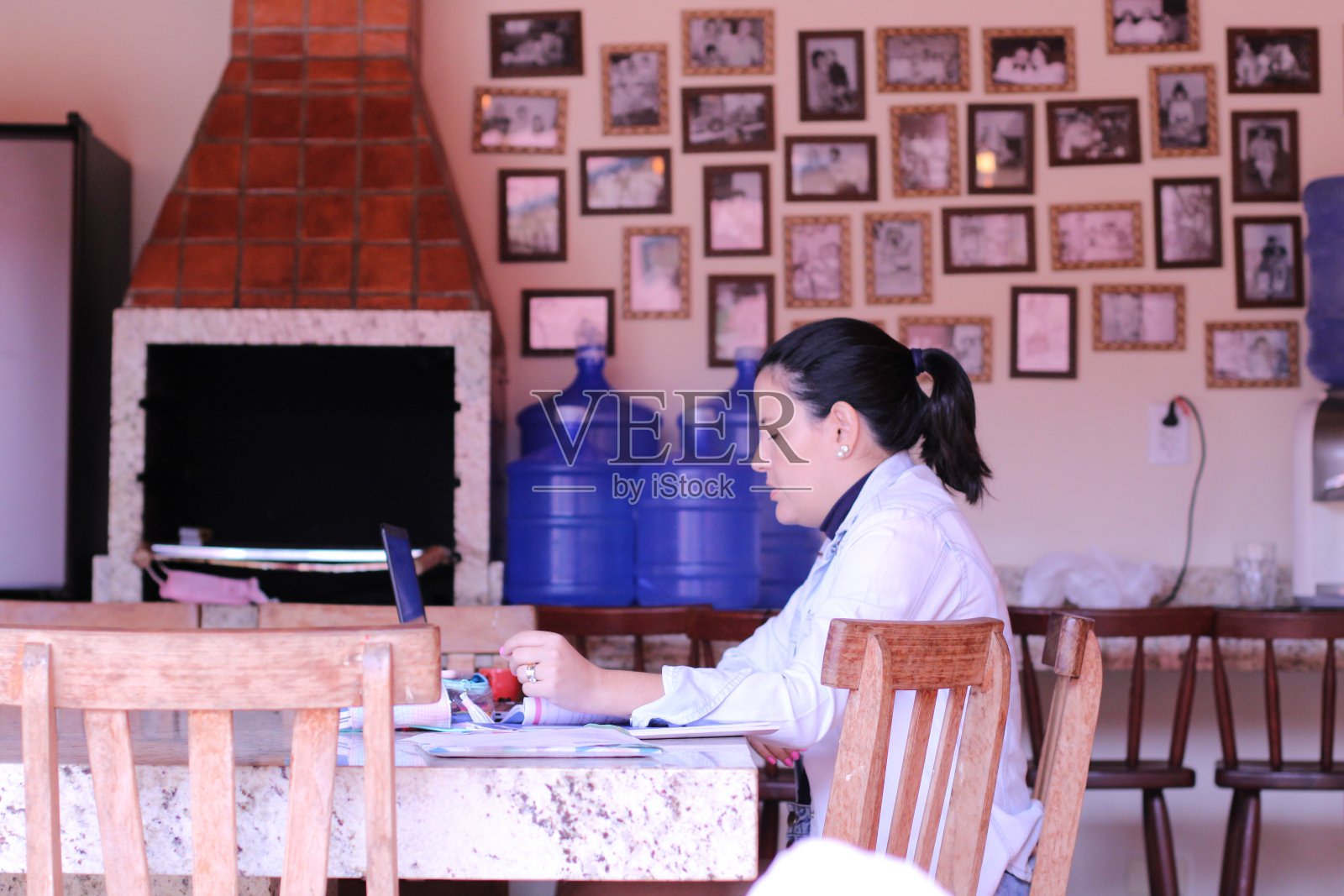 用笔记本工作的女人照片摄影图片