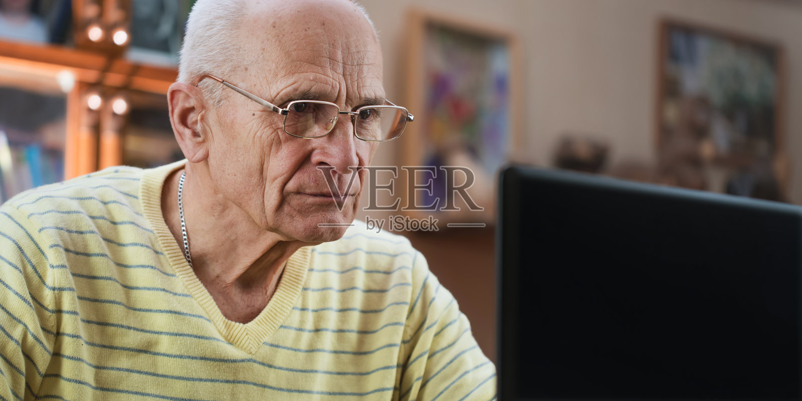 戴眼镜的秃顶老人通过网络广播与朋友聊天照片摄影图片