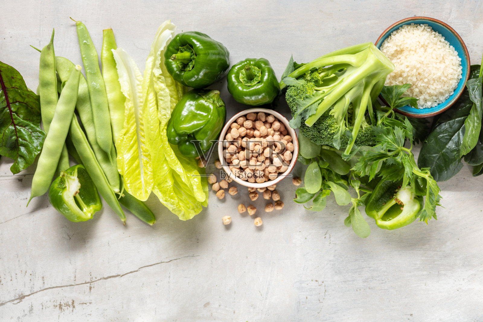 健康食品:蔬菜，谷物，超级食品，绿叶蔬菜灰色混凝土背景照片摄影图片