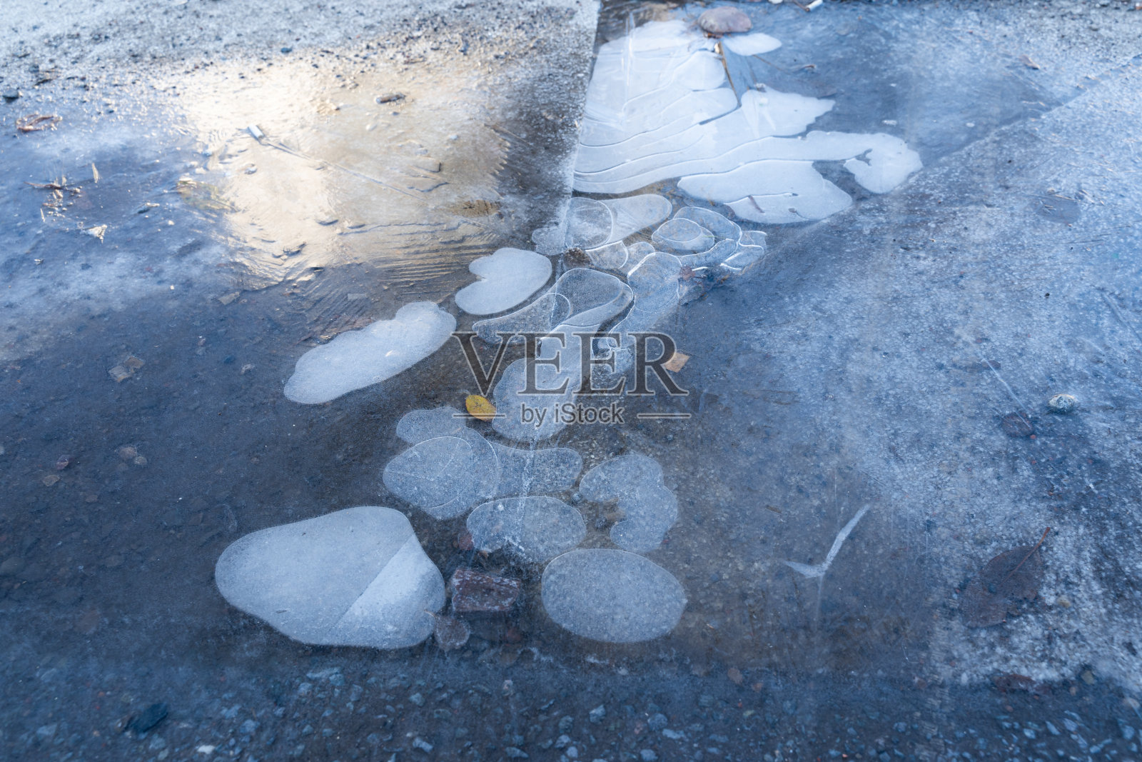 冰冻泡泡水坑照片摄影图片