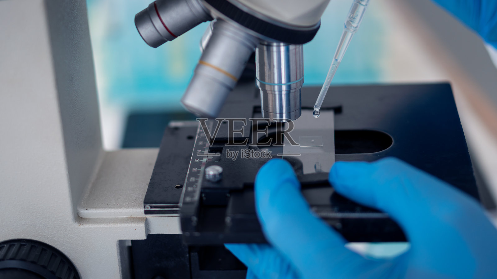 实验室药理研究科学家开发疫苗，一个开发项目的冠状病毒，COVID-19疫苗与一个桌面疫苗试管。照片摄影图片