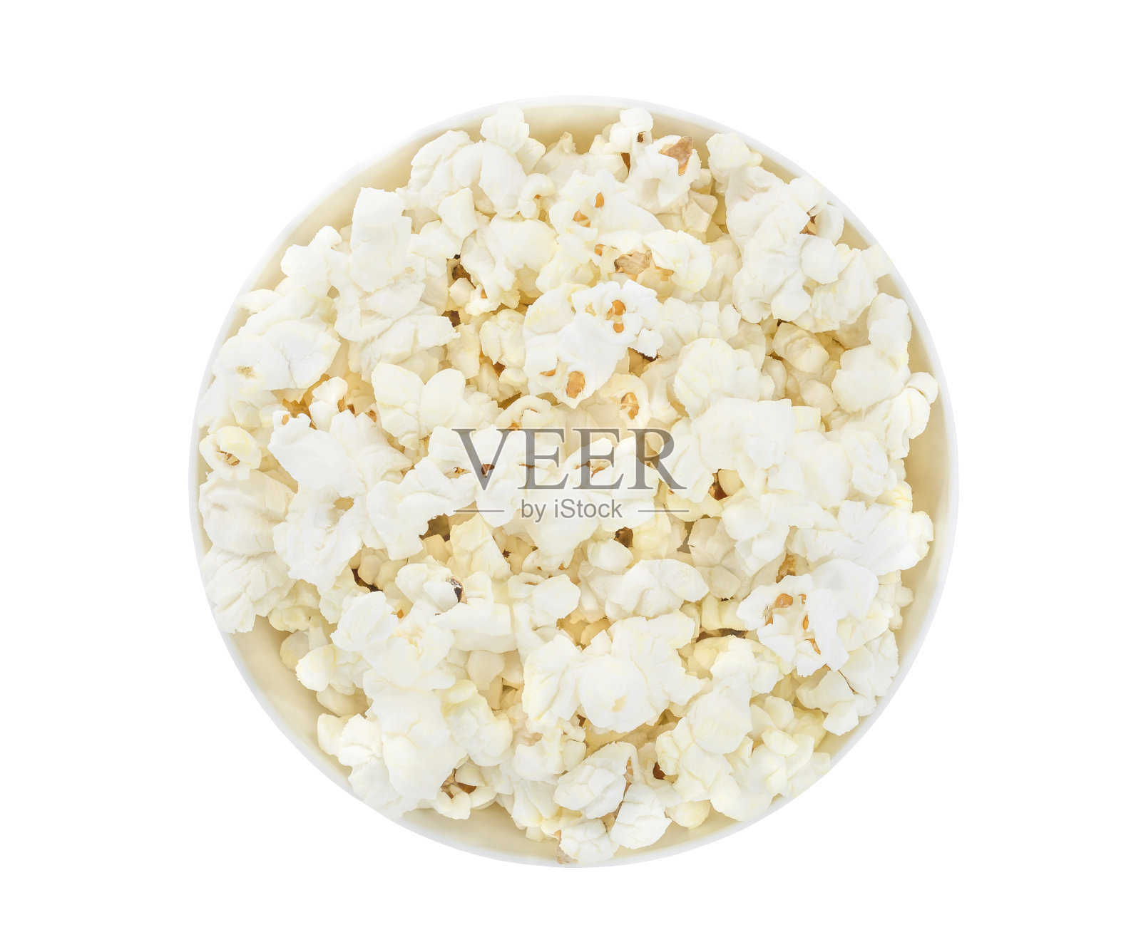 爆米花在一个白色的碗里煮熟，在白色的背景上用剪枝路径分开。前视图。照片摄影图片