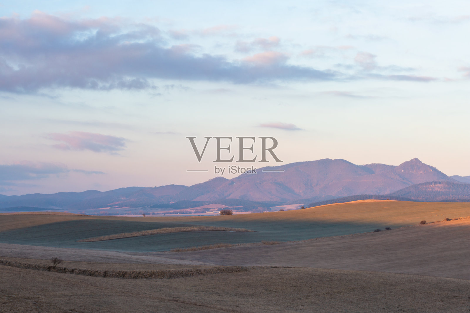 斯洛伐克北部Turiec地区的乡村景观。照片摄影图片