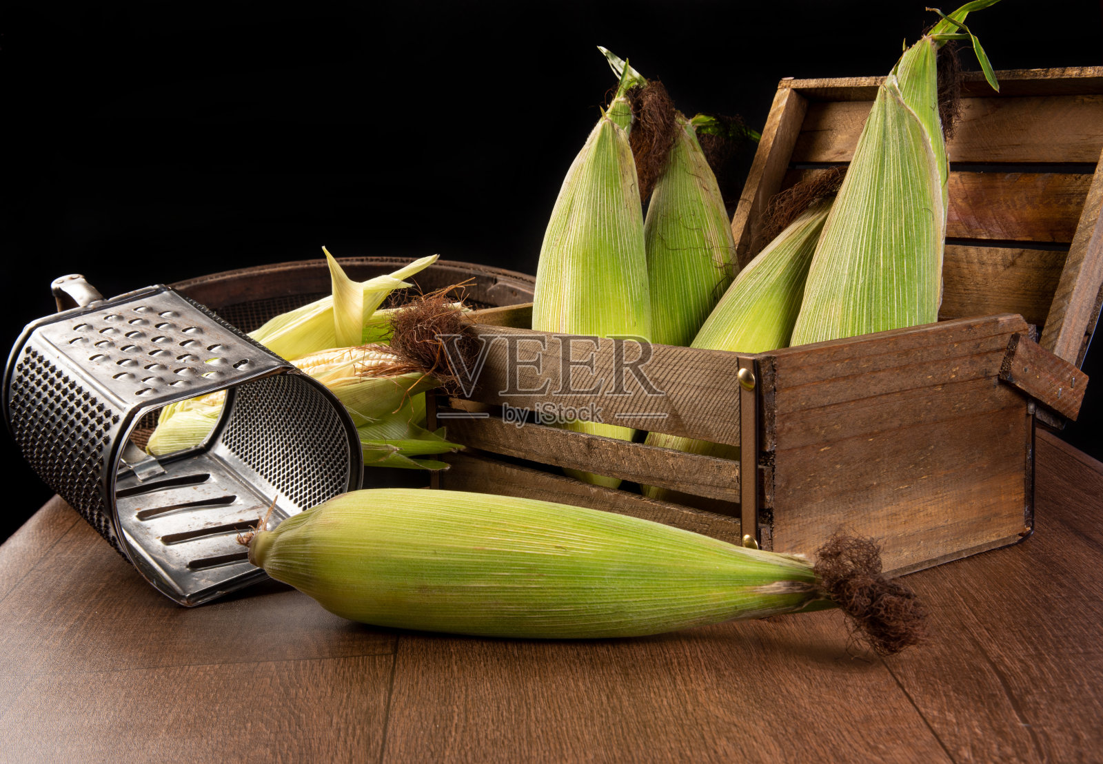在巴西的Festa Junina，绿玉米，研磨器和筛子在桌子上，选择性的焦点。照片摄影图片