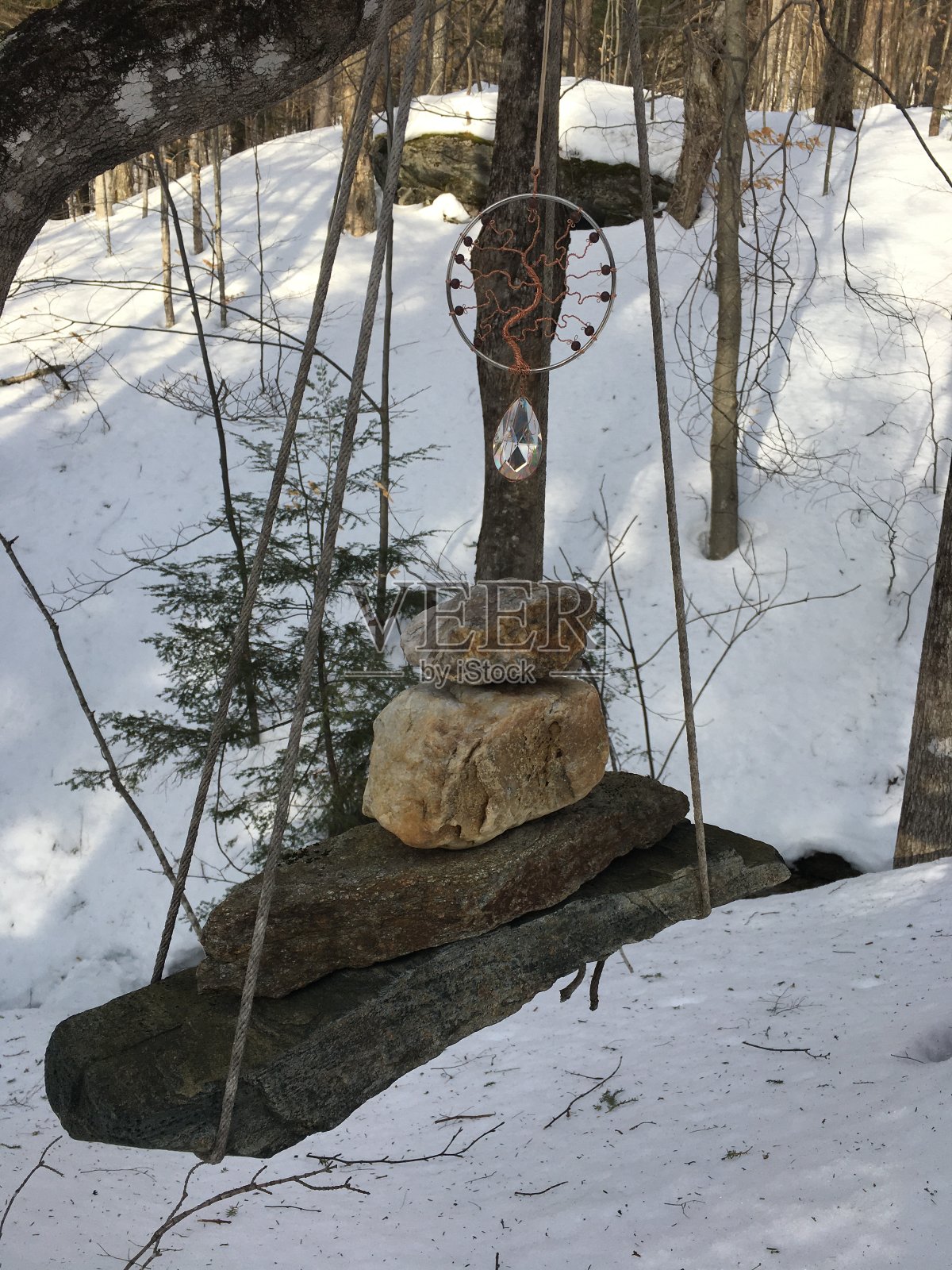 悬挂岩石Cairn在冬天的林地照片摄影图片