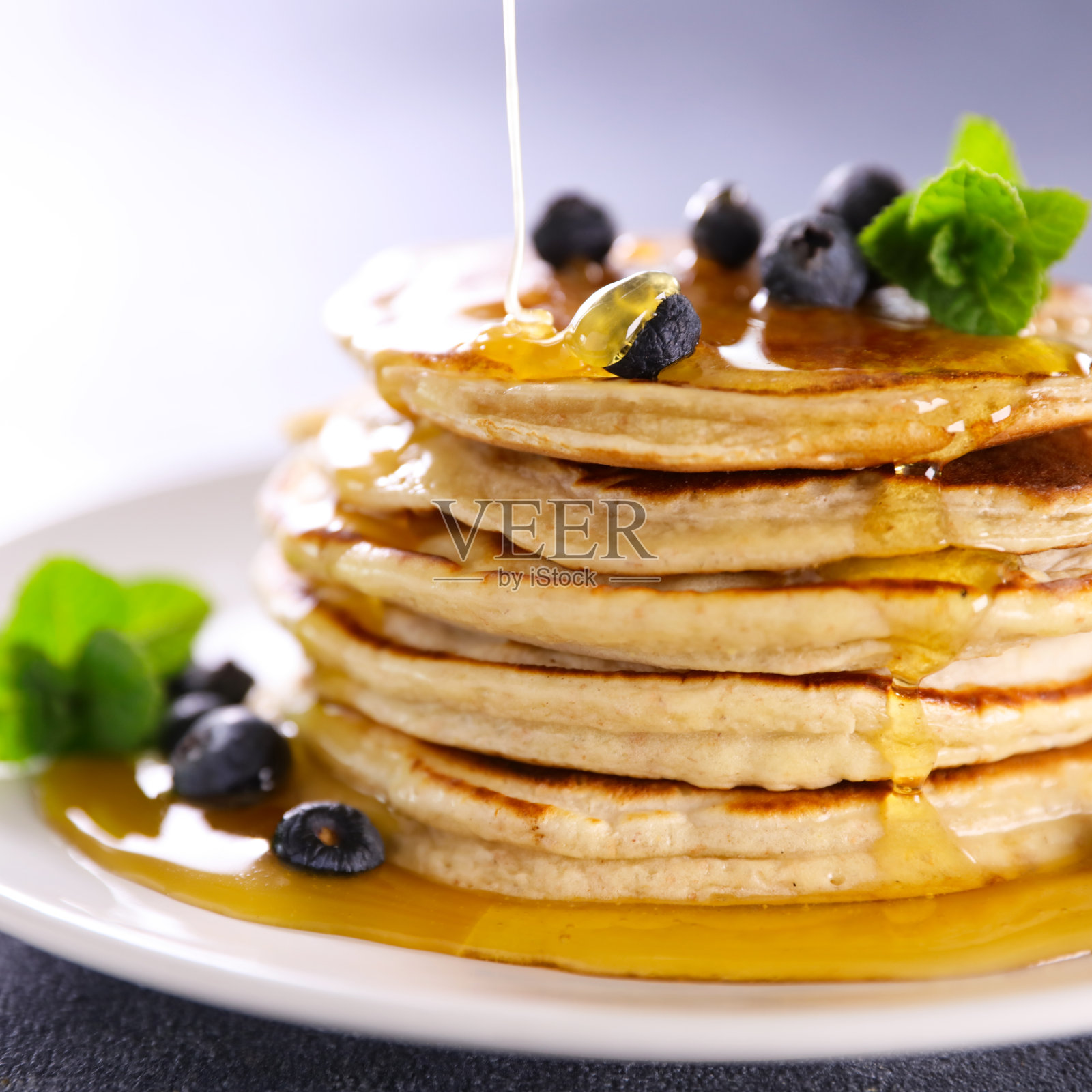 煎饼堆，倒入糖浆照片摄影图片