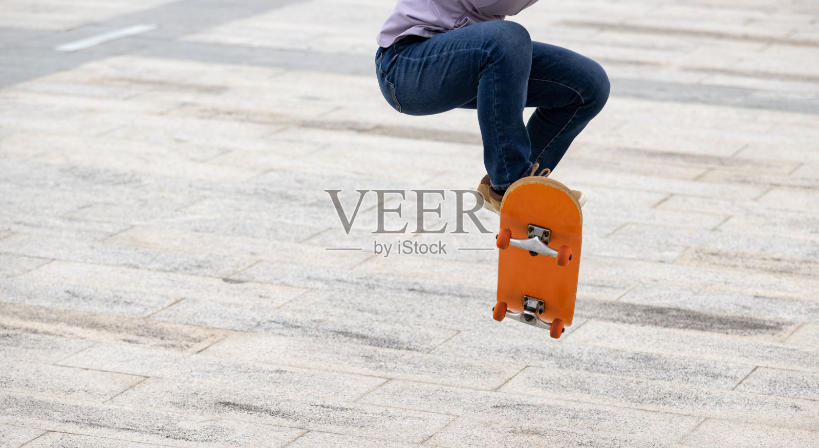 亚洲女子滑板在现代城市滑板照片摄影图片