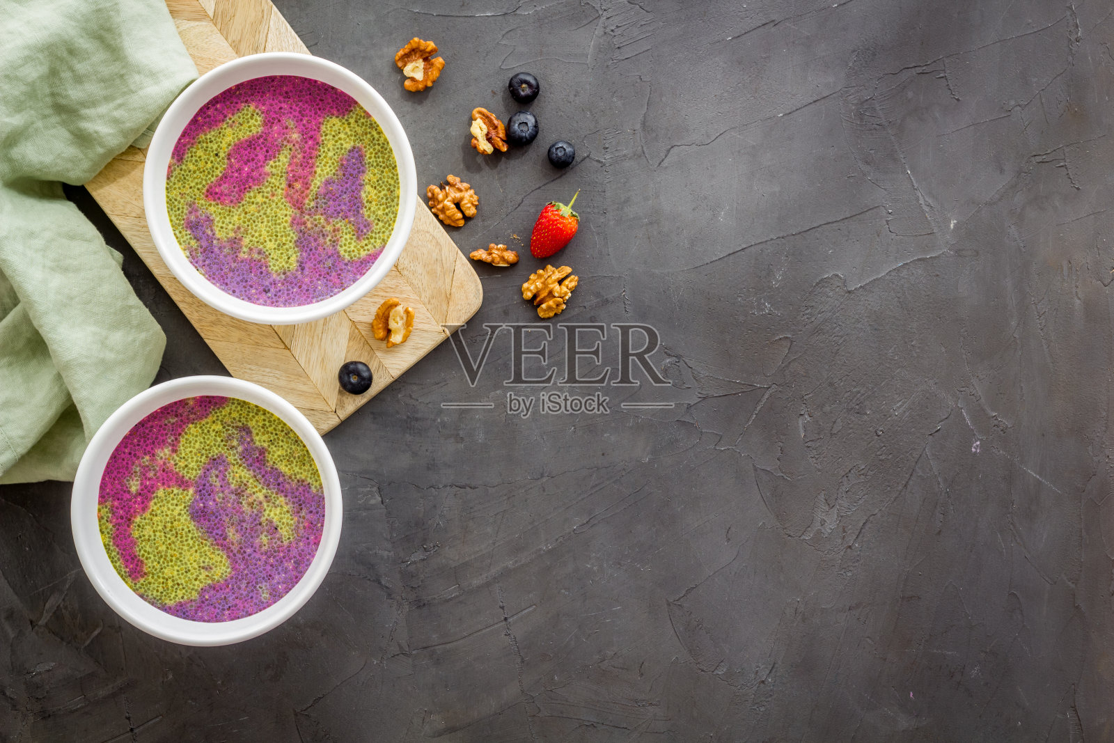 巴西莓冰沙碗加奇亚籽和超级食物，俯视图照片摄影图片