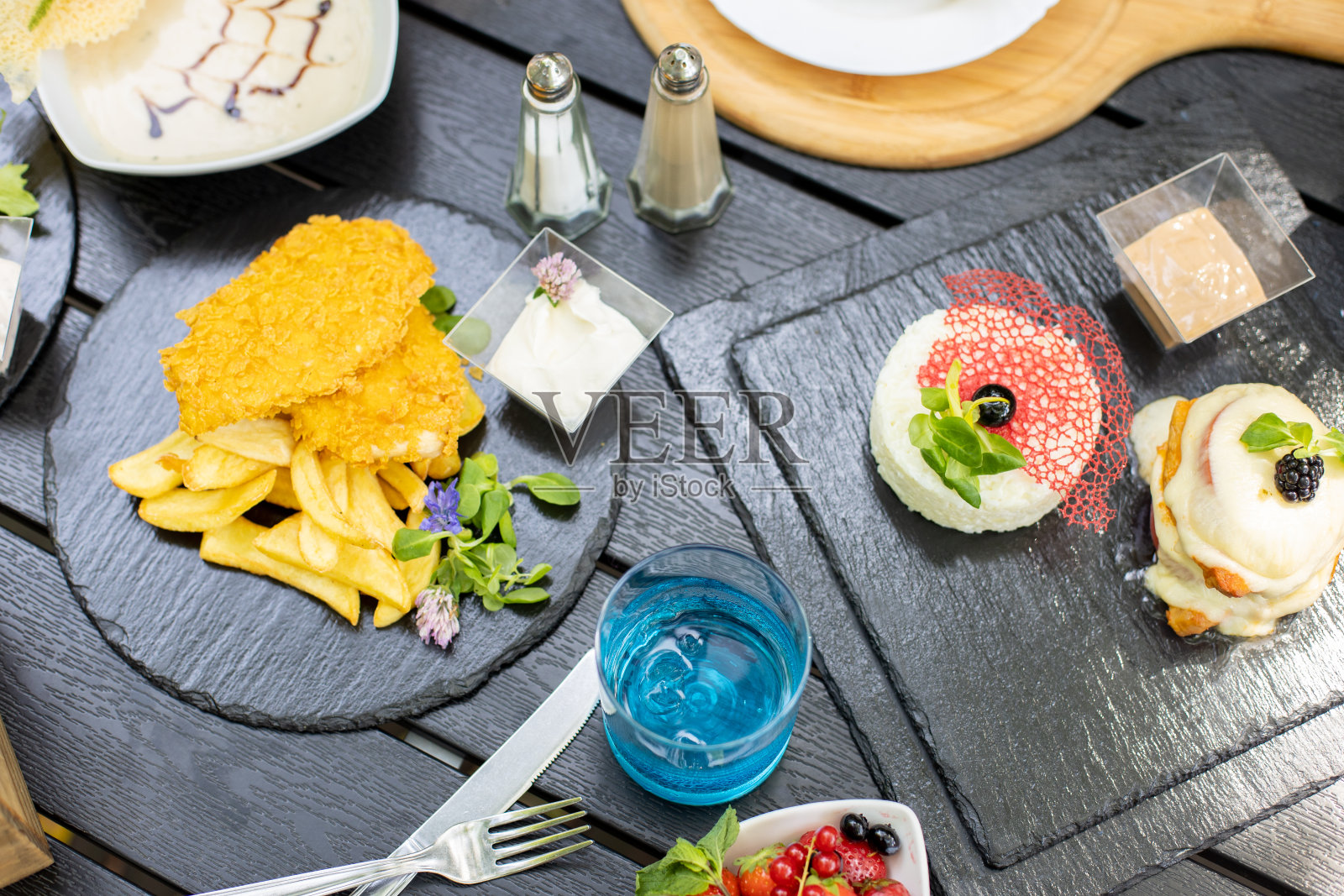 俯视图的早午餐，还有面包屑炸鸡照片摄影图片