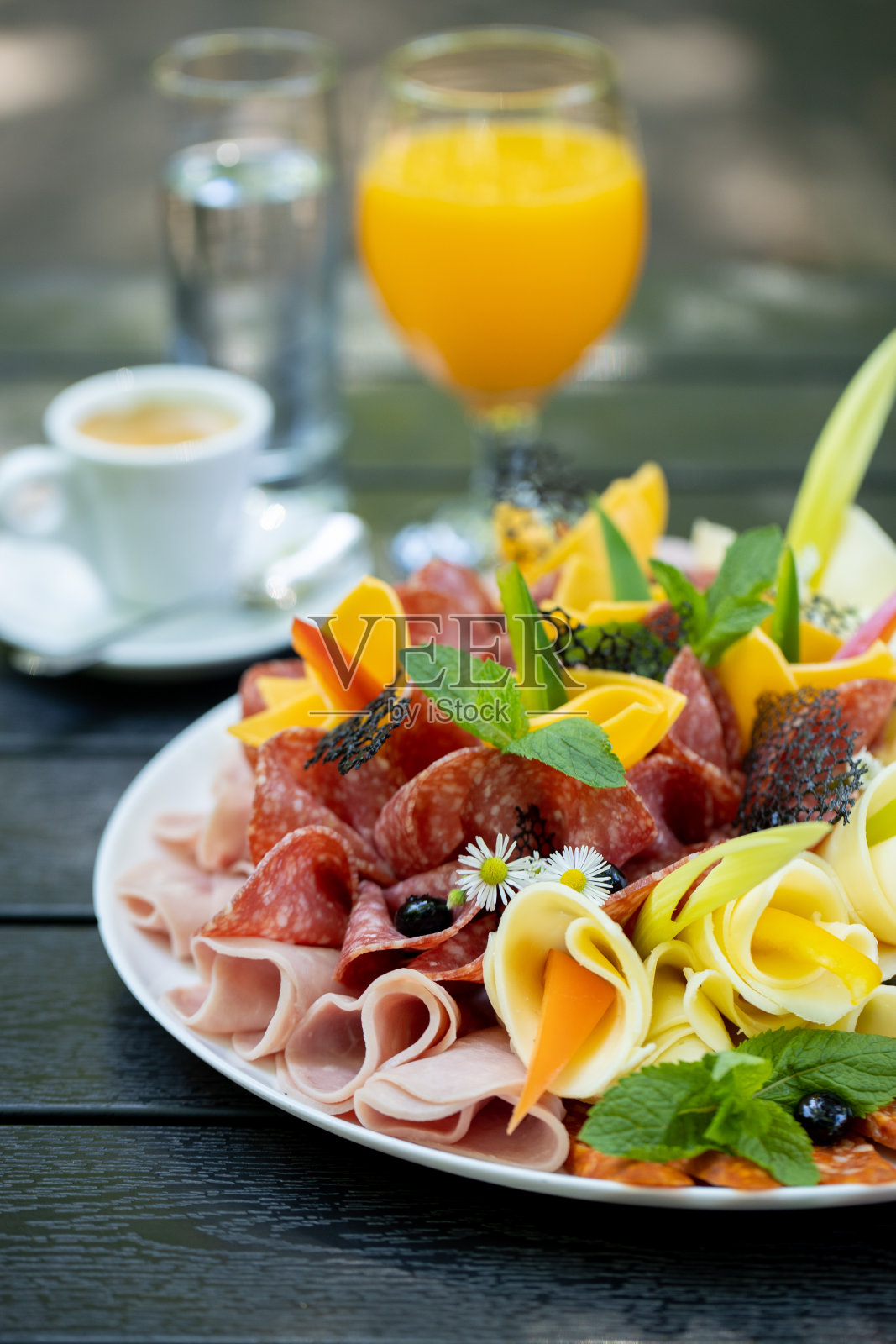 黑色木桌上的美味户外早午餐细节照片摄影图片