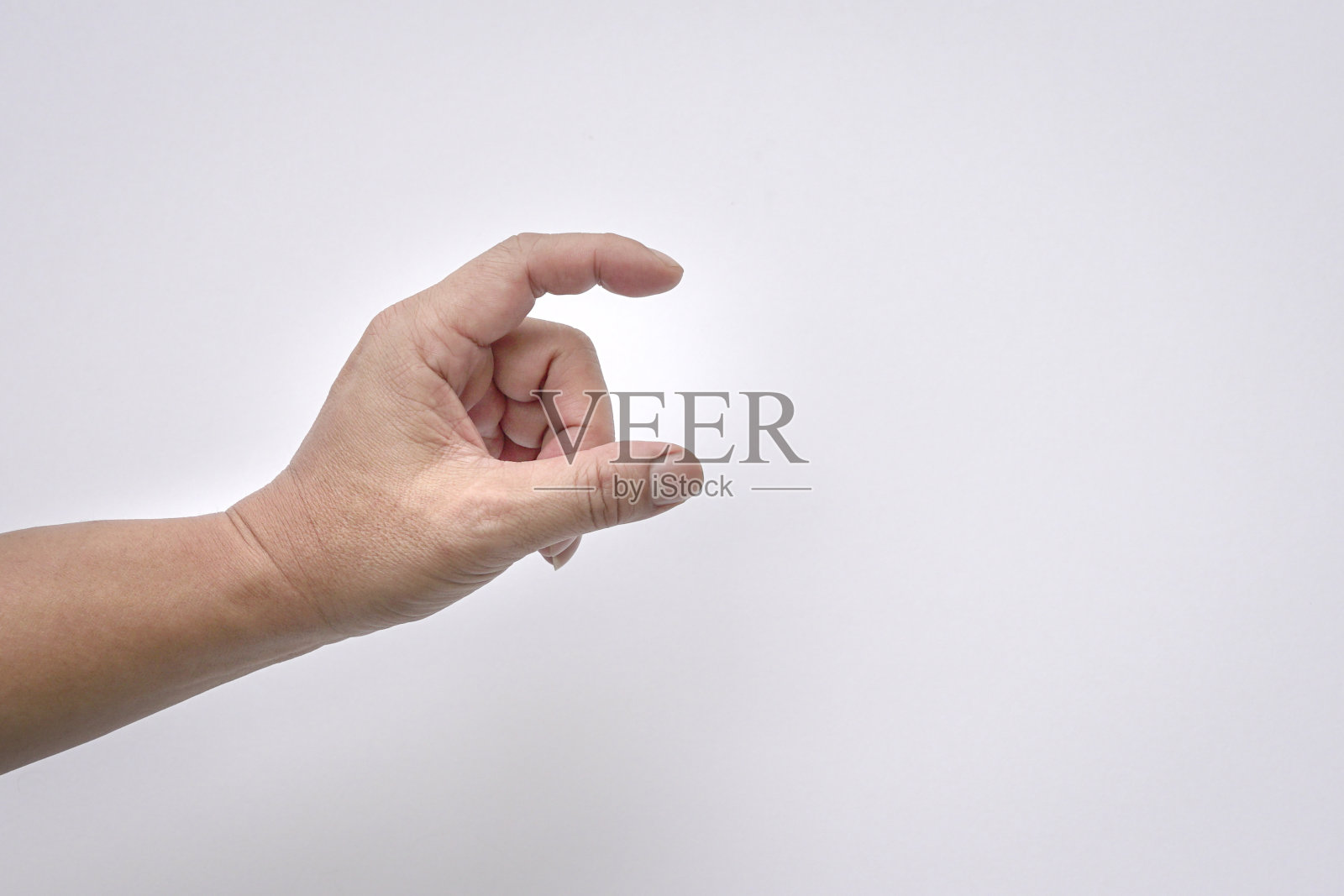 男子手持卡片手势或空白纸，孤立在白色背景上。照片摄影图片