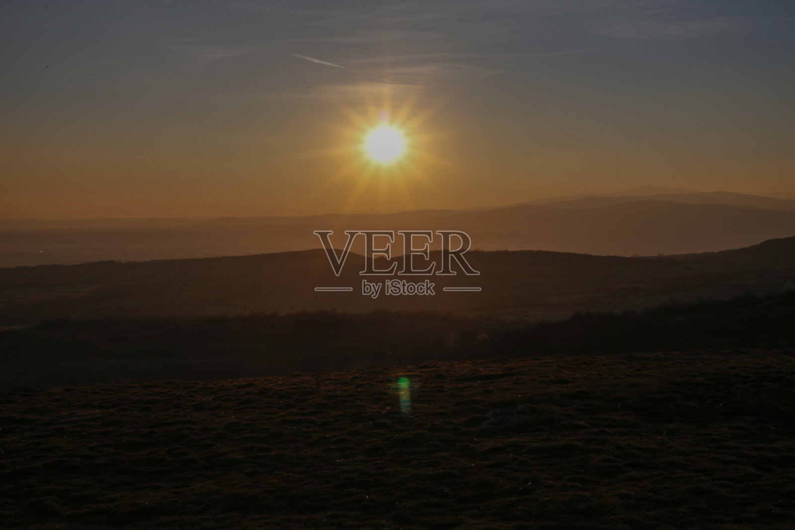 塞尔维亚山脉上的日落。库存图片照片摄影图片